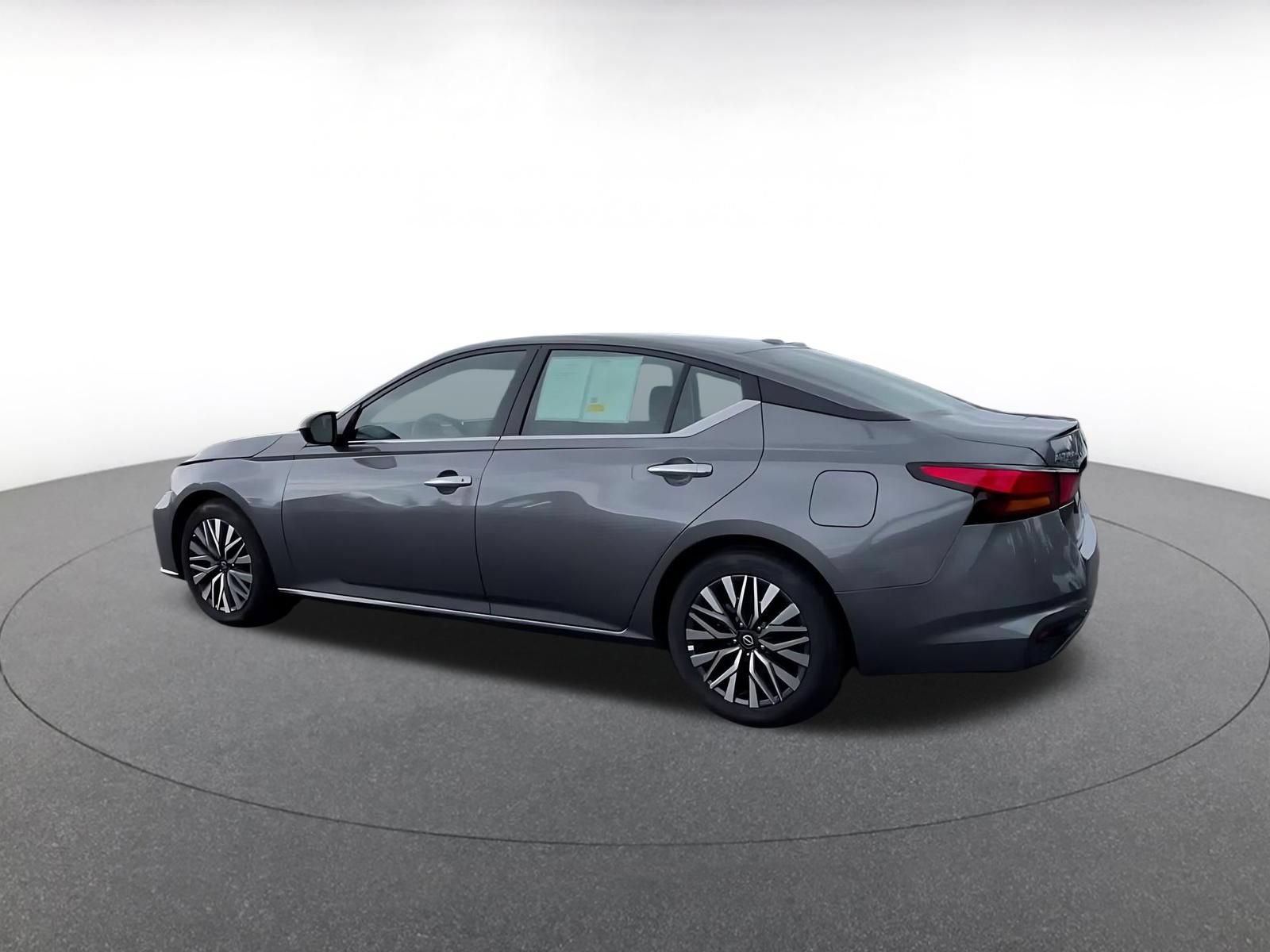 Used 2025 Nissan Altima 2.5 SV FWD image 9