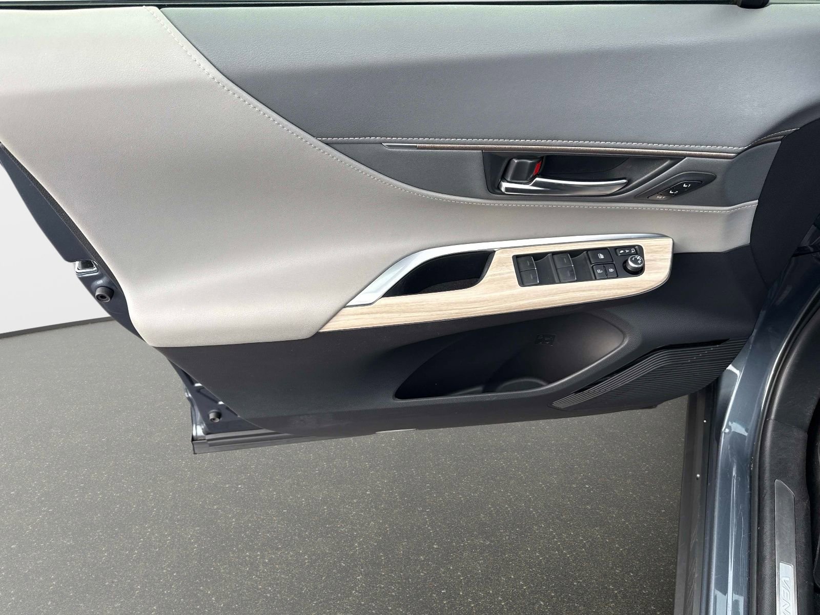 Used 2021 Toyota Venza Limited image 16