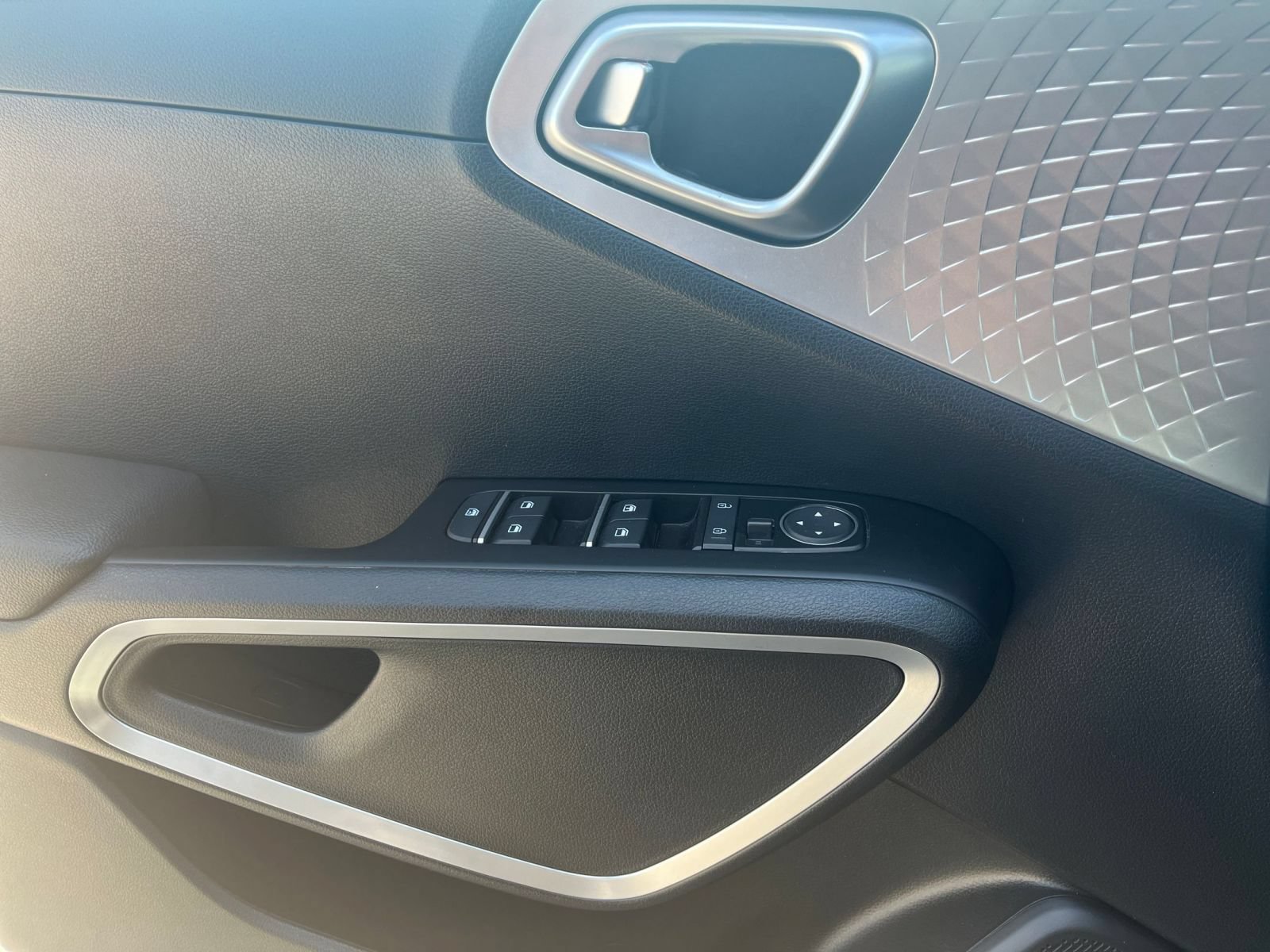 Used 2025 Kia Soul LX w/ LX Technology Package FWD image 18