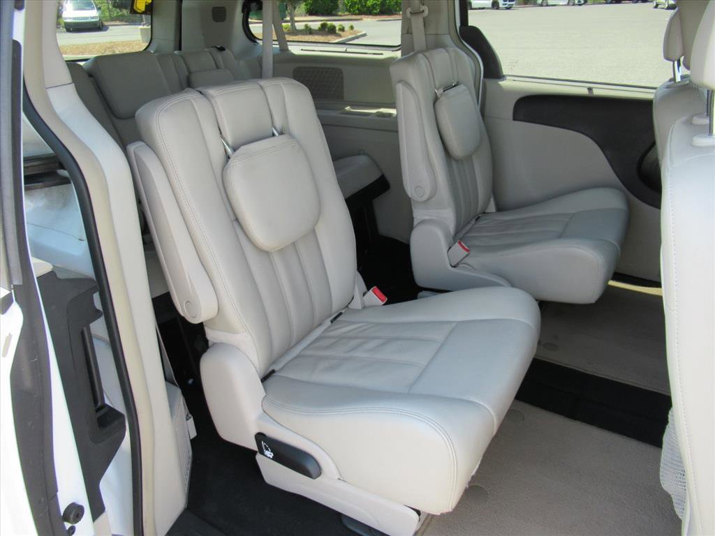 Used 2014 Chrysler Town & Country Touring image 28