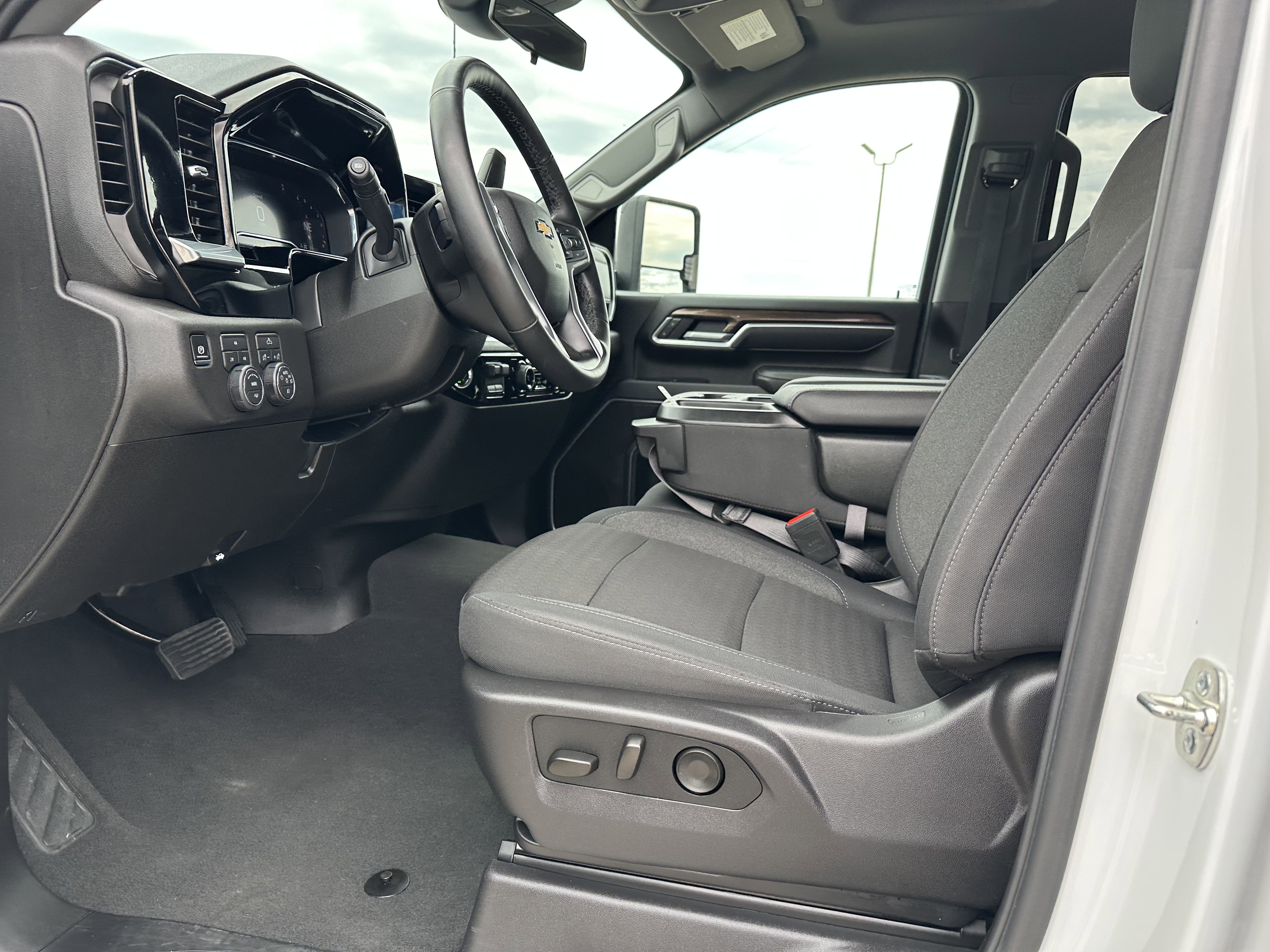 Used 2025 Chevrolet Silverado 2500 LT w/ Convenience Package AWD/4WD image 14