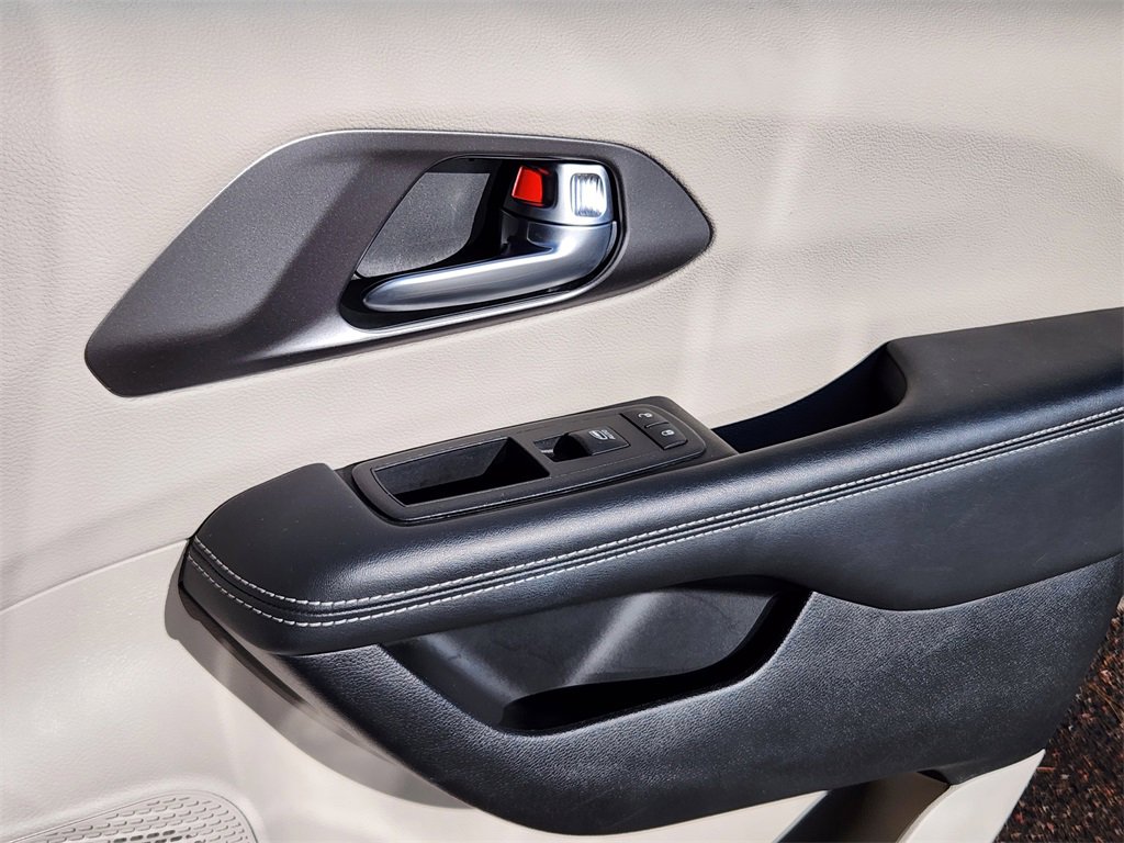 Used 2024 Chrysler Pacifica Touring-L image 14