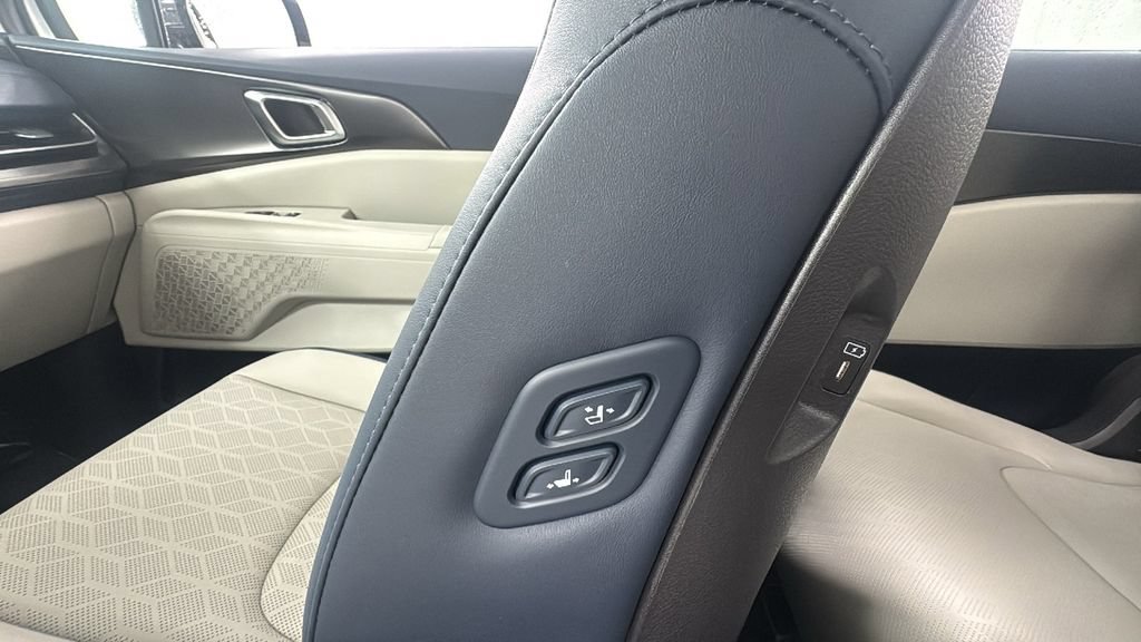 New 2026 Kia Carnival SX w/ SX Dark Edition Package FWD image 41