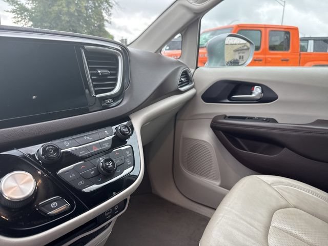 Used 2020 Chrysler Pacifica Touring-L Plus FWD image 10