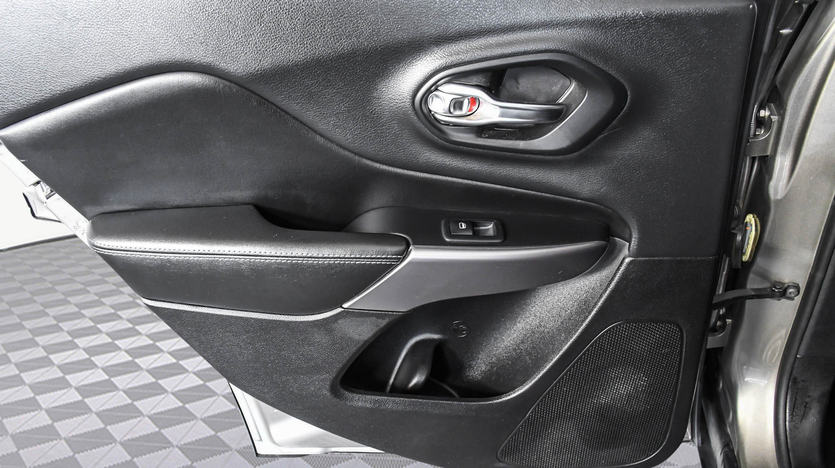 Used 2019 Jeep Cherokee Latitude w/ Popular Appearance Group image 22