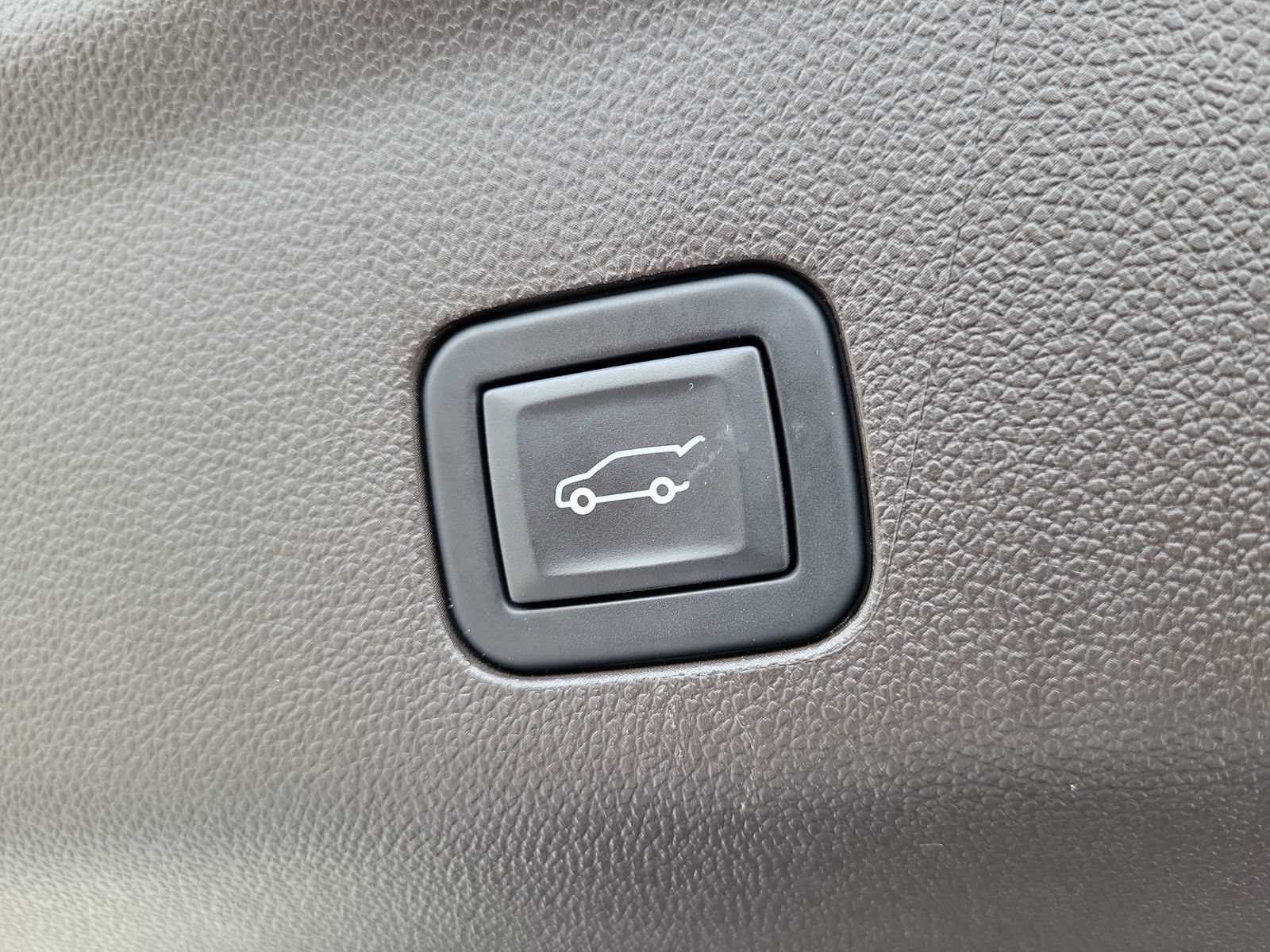 Used 2023 GMC Yukon Denali RWD image 9