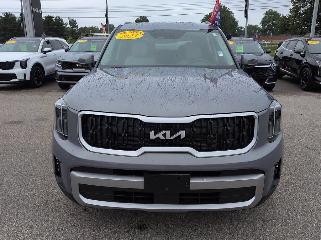 Used 2023 Kia Telluride EX w/ EX Captain's Chair Package FWD image 3