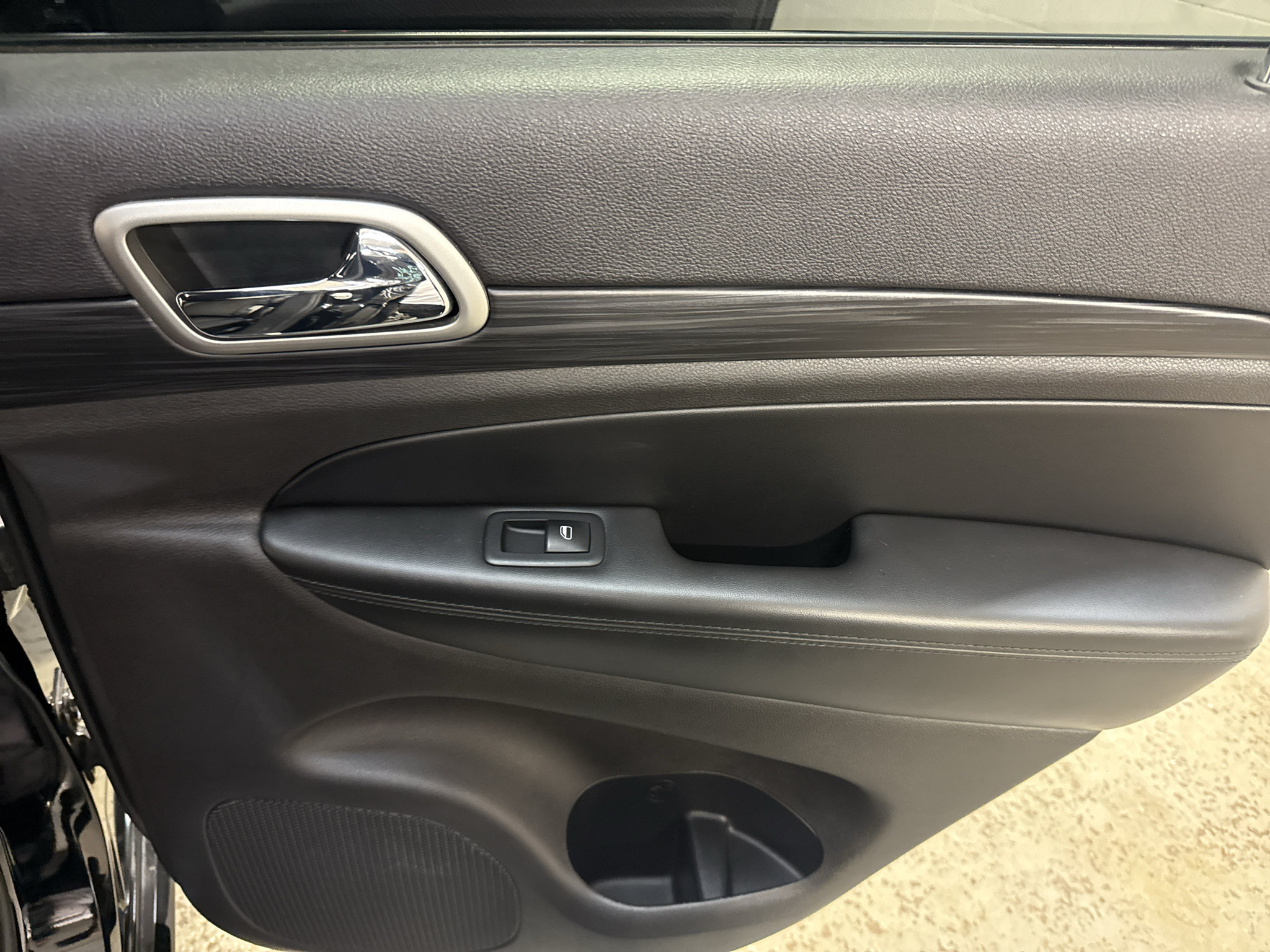 Used 2019 Jeep Grand Cherokee Altitude RWD image 24