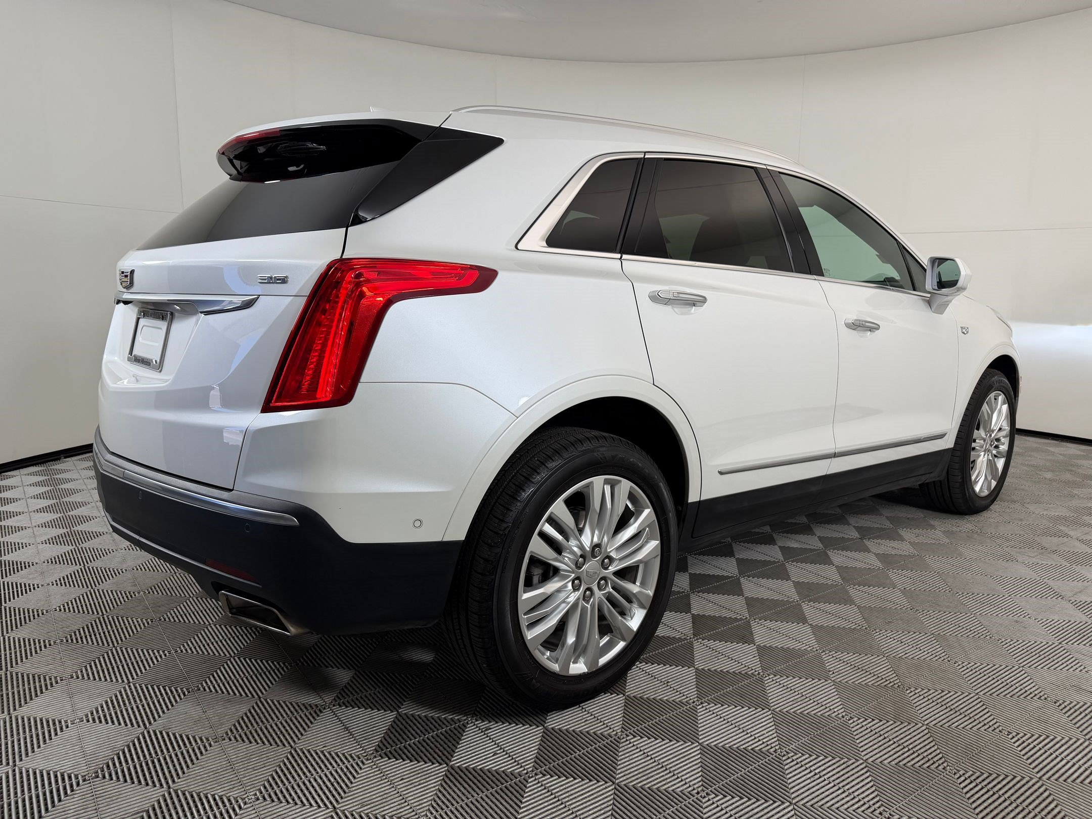 Used 2017 Cadillac XT5 Premium Luxury w/ Driver Assist Package FWD image 8
