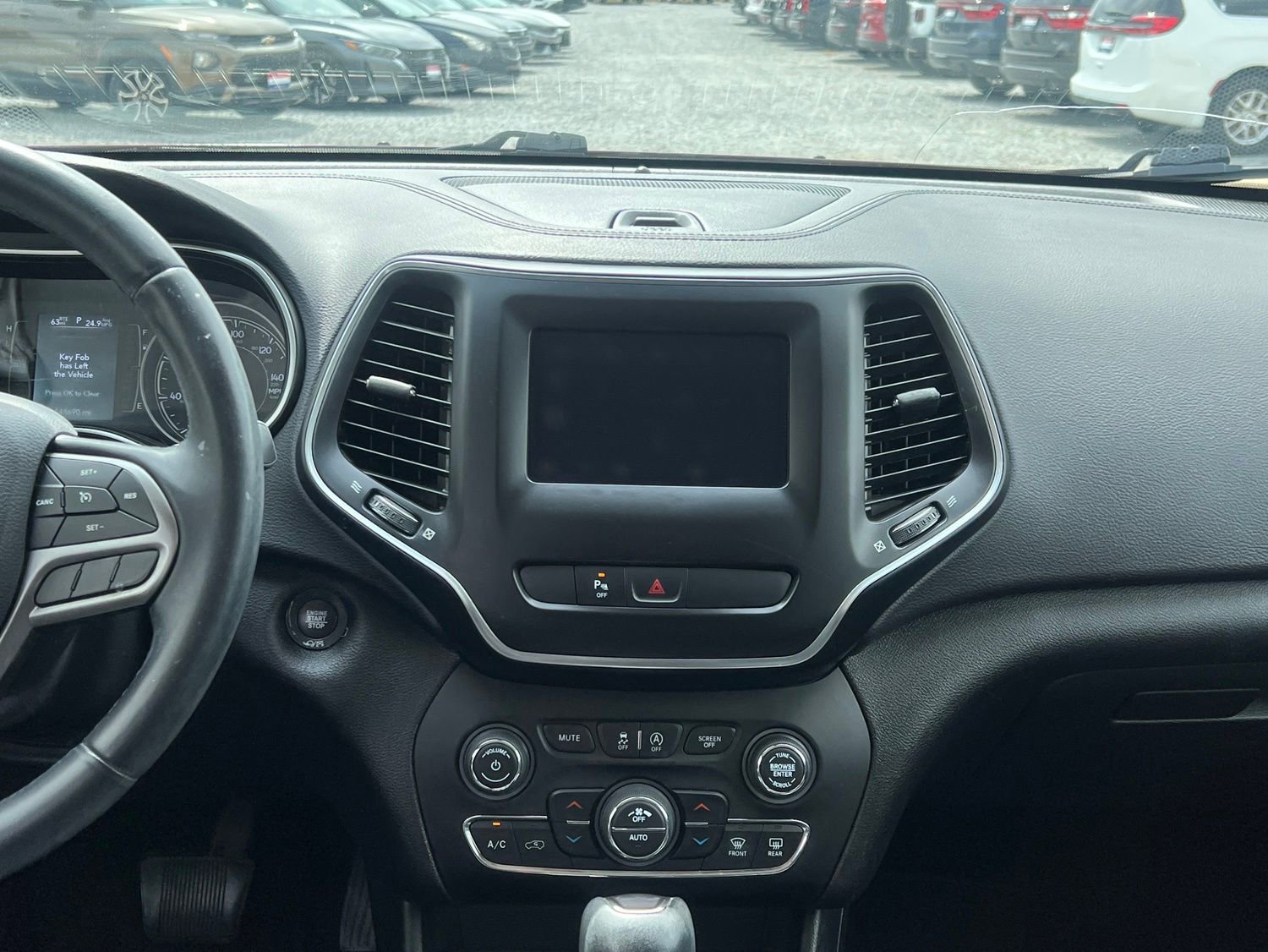 Used 2019 Jeep Cherokee Latitude Plus w/ Comfort/Convenience Group FWD image 10
