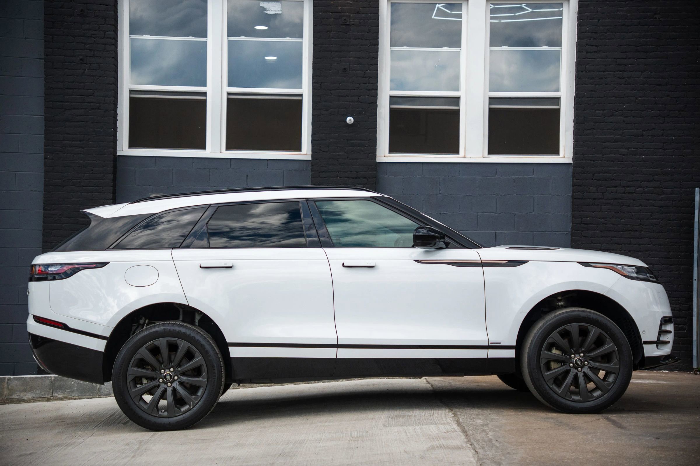 Used 2019 Land Rover Range Rover Velar R-Dynamic SE image 6