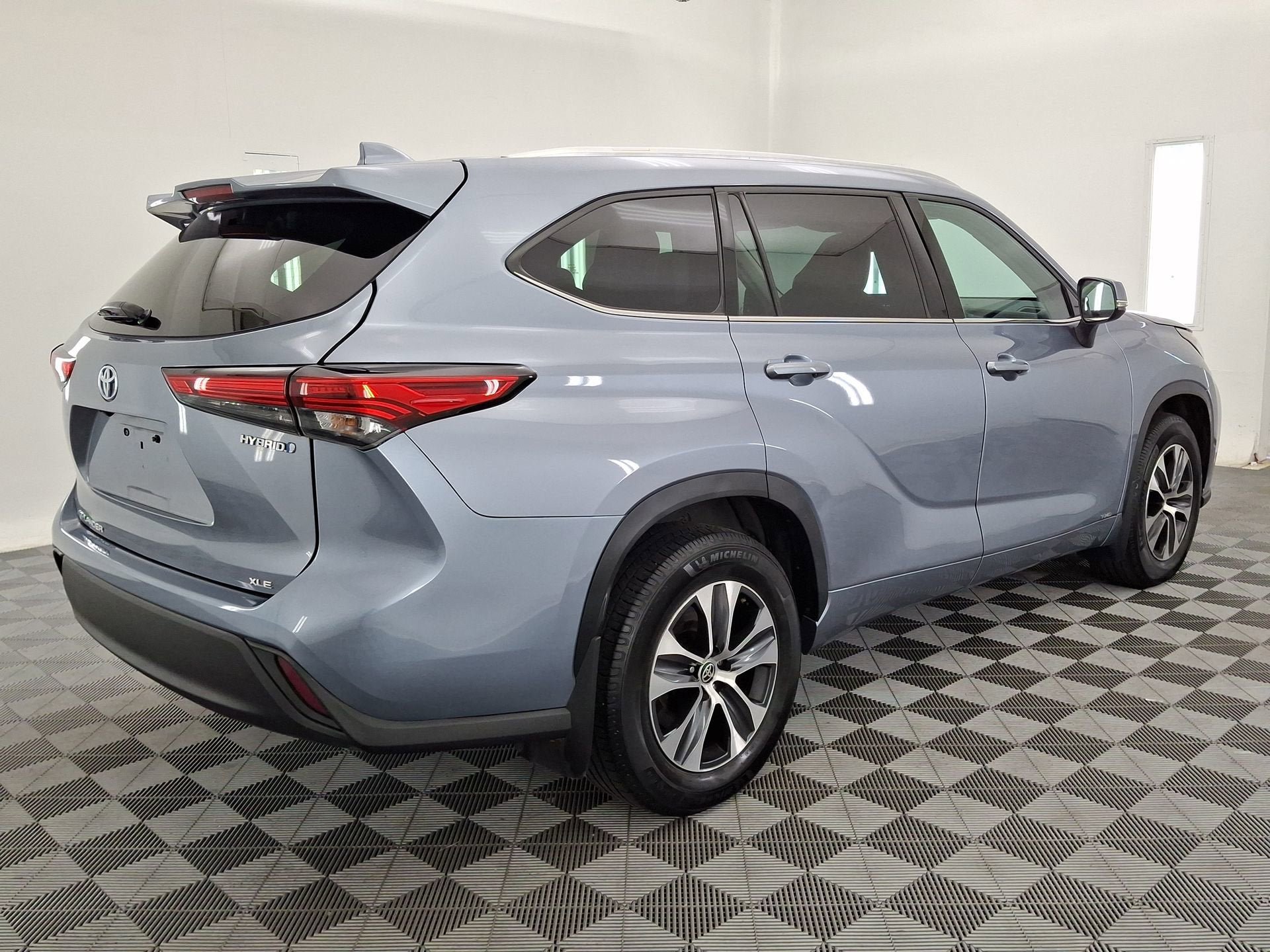 Used 2021 Toyota Highlander XLE AWD/4WD image 25