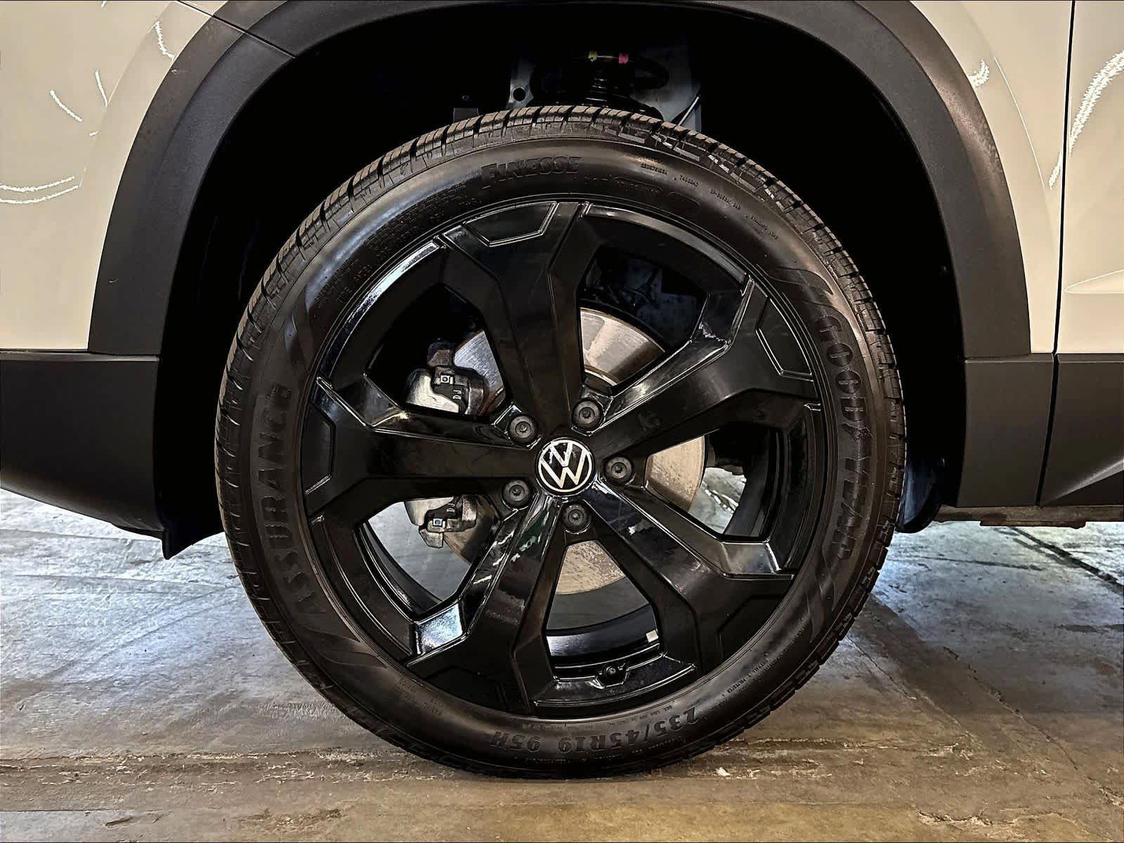 Used 2025 Volkswagen Taos SEL w/ Black Wheel Plus Package AWD/4WD image 38