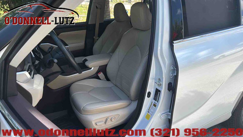 Used 2022 Toyota Highlander XLE FWD image 11