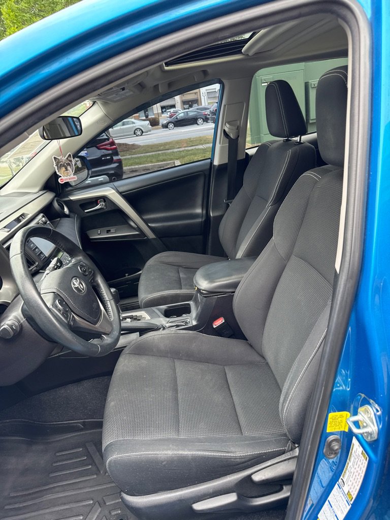 Used 2018 Toyota RAV4 XLE AWD/4WD image 6