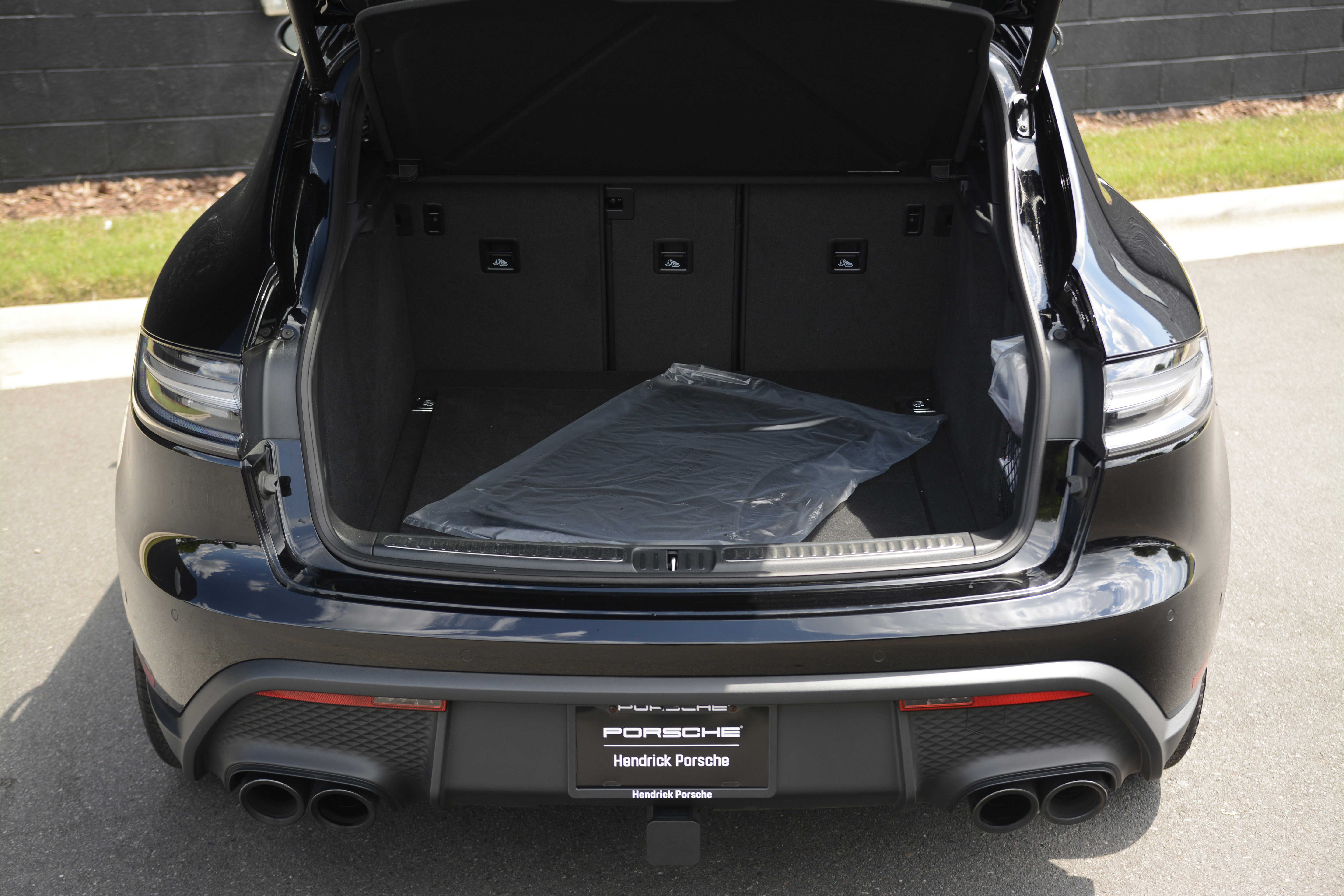 Certified 2026 Porsche Macan Turbo AWD/4WD image 38