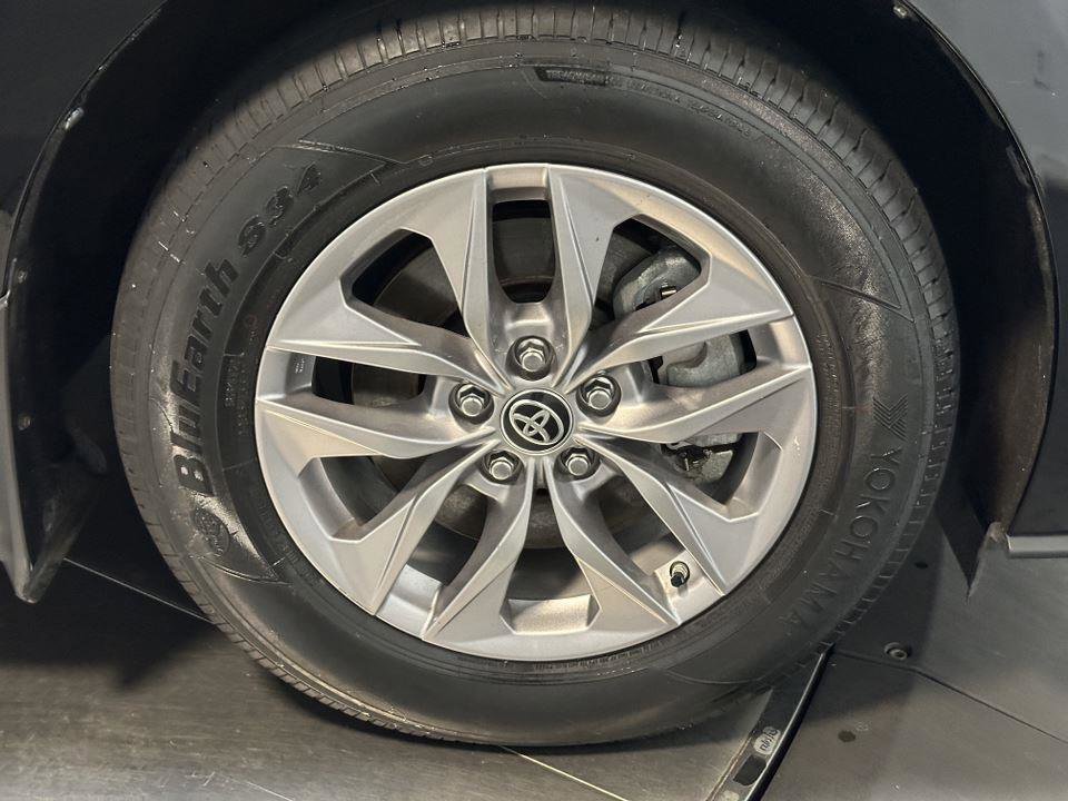 Certified 2021 Toyota Sienna XLE image 17