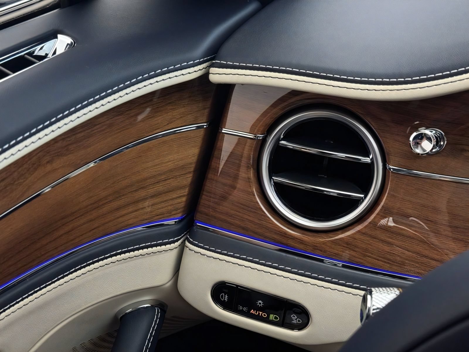 New 2026 Bentley Flying Spur Plug-In Hybrid AWD/4WD image 12