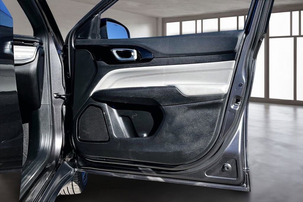 Used 2023 Jeep Compass Limited image 27