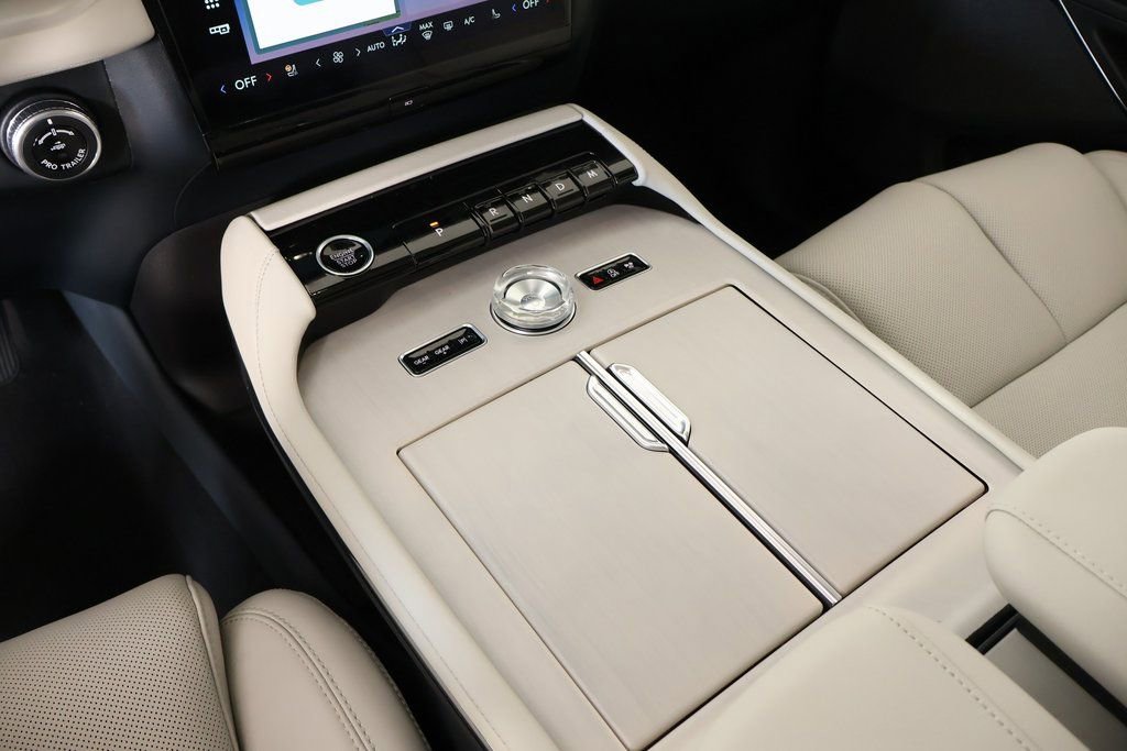 New 2025 Lincoln Navigator Reserve image 8