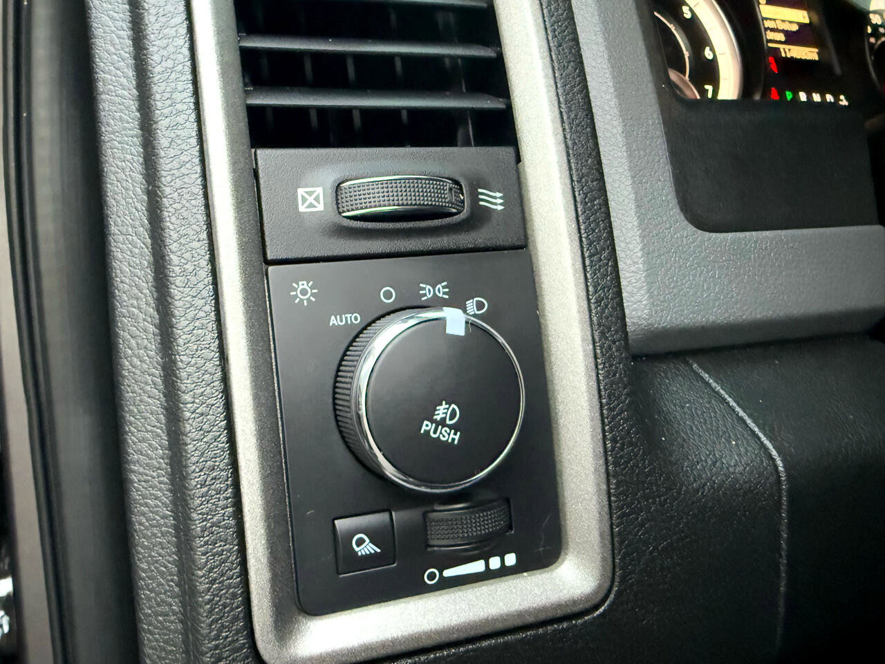 Used 2015 RAM 1500 Express image 31