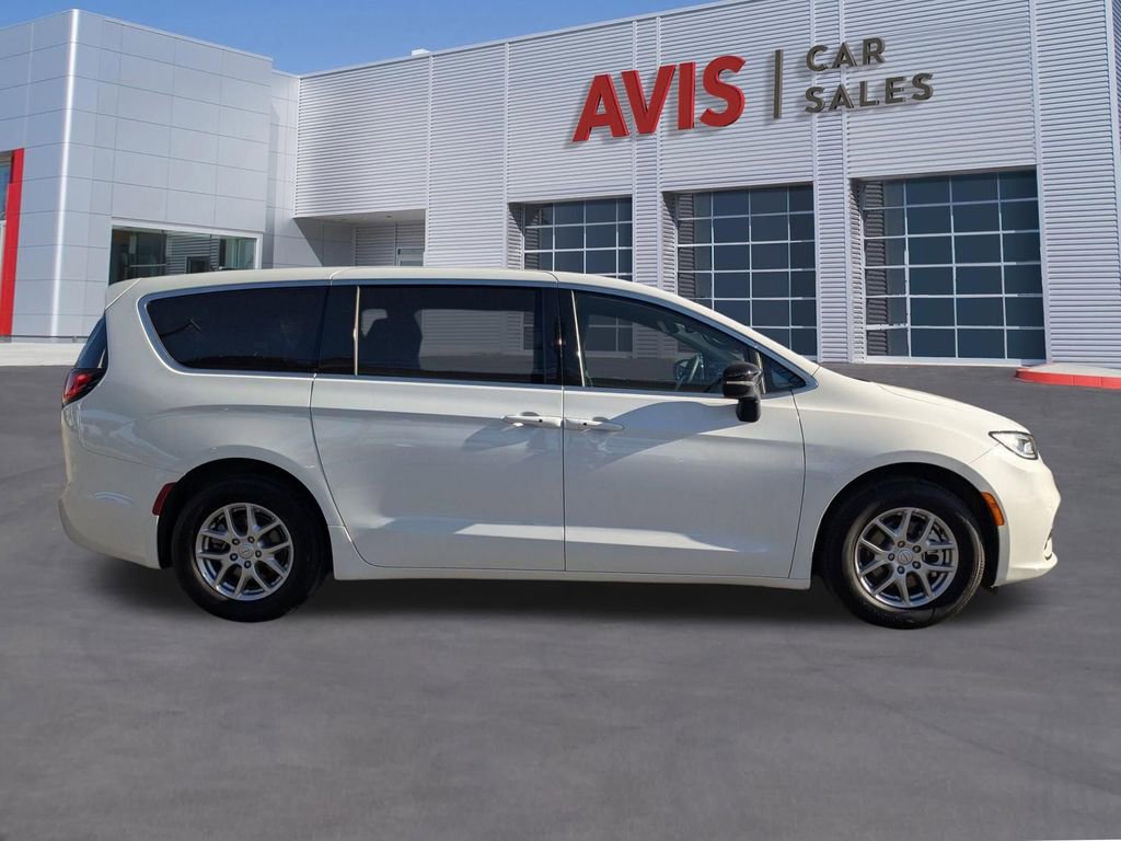 Used 2025 Chrysler Pacifica Select image 7