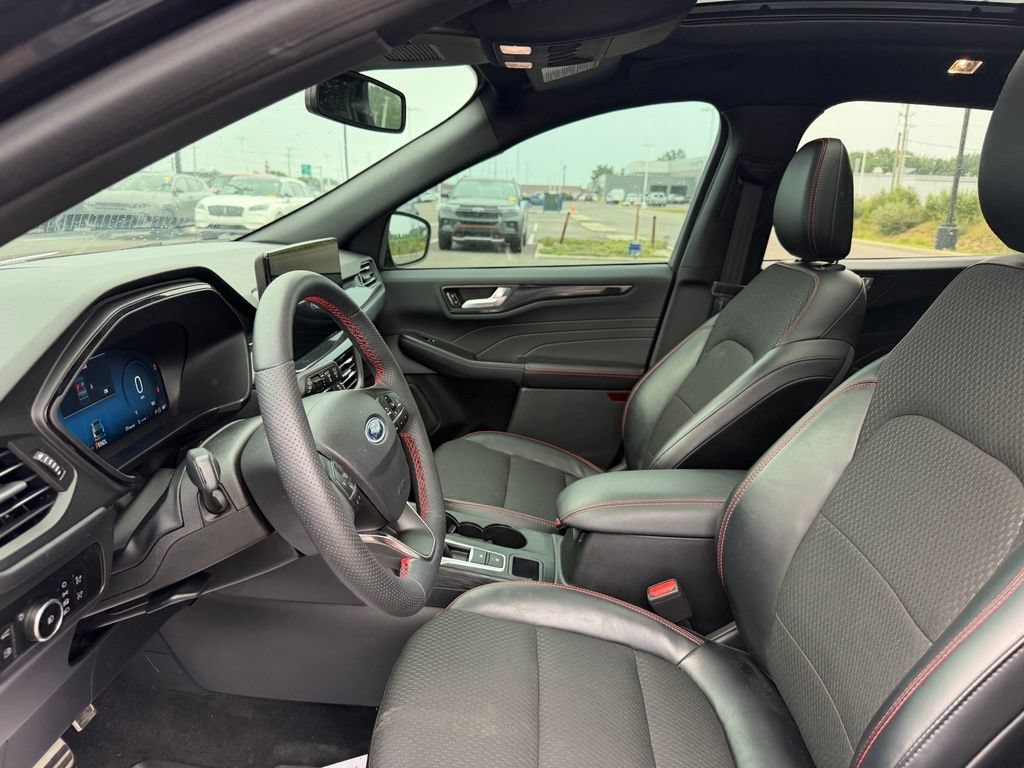 Used 2023 Ford Escape ST-Line Elite w/ Class II Trailer Tow Package AWD/4WD image 9