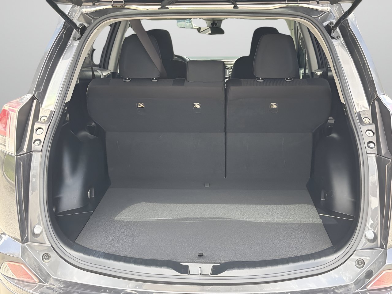 Used 2017 Toyota RAV4 LE FWD image 8