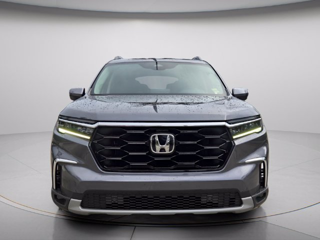 Used 2025 Honda Pilot Touring image 4