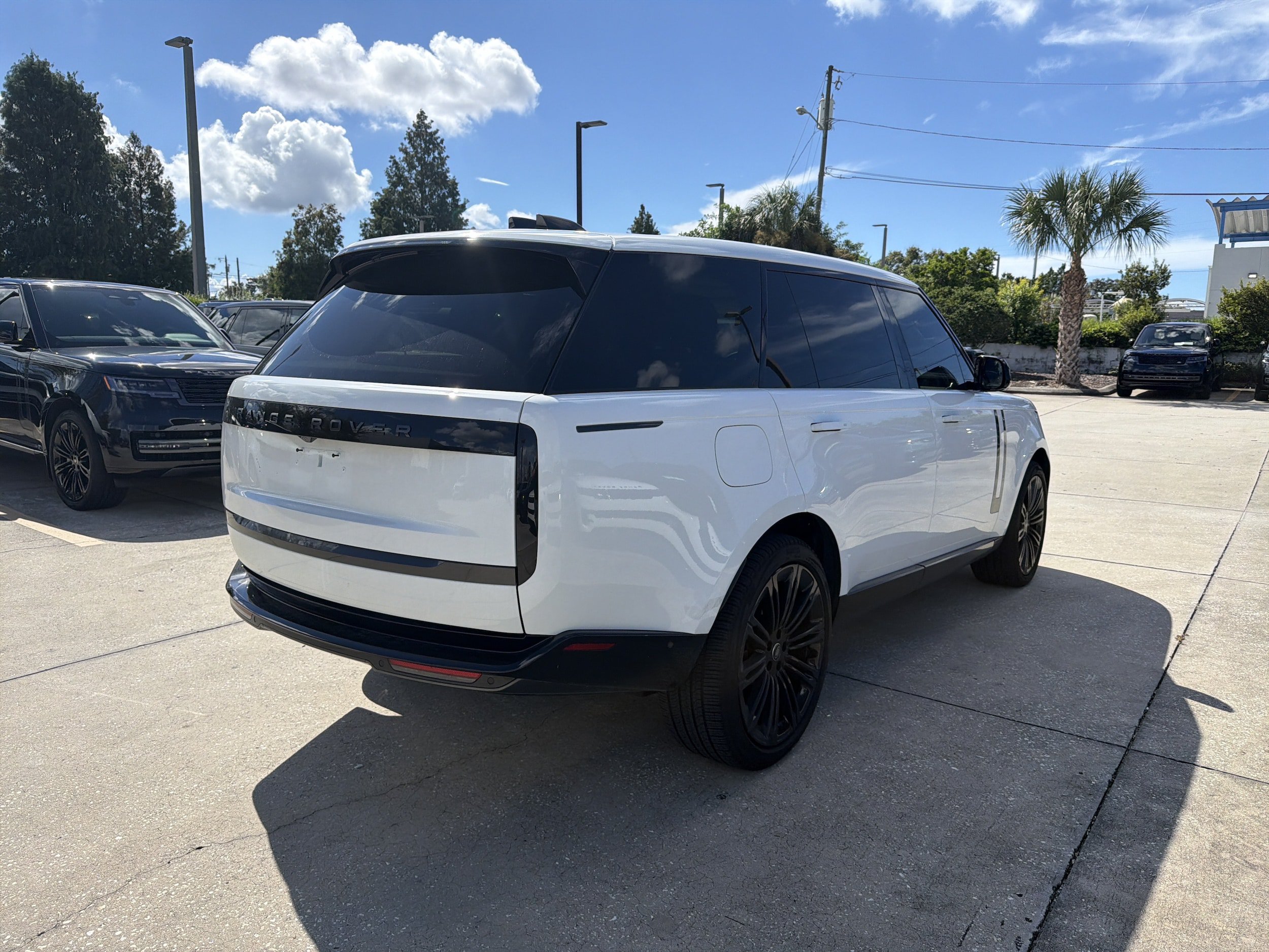 Used 2024 Land Rover Range Rover Long Wheelbase SE AWD/4WD image 3