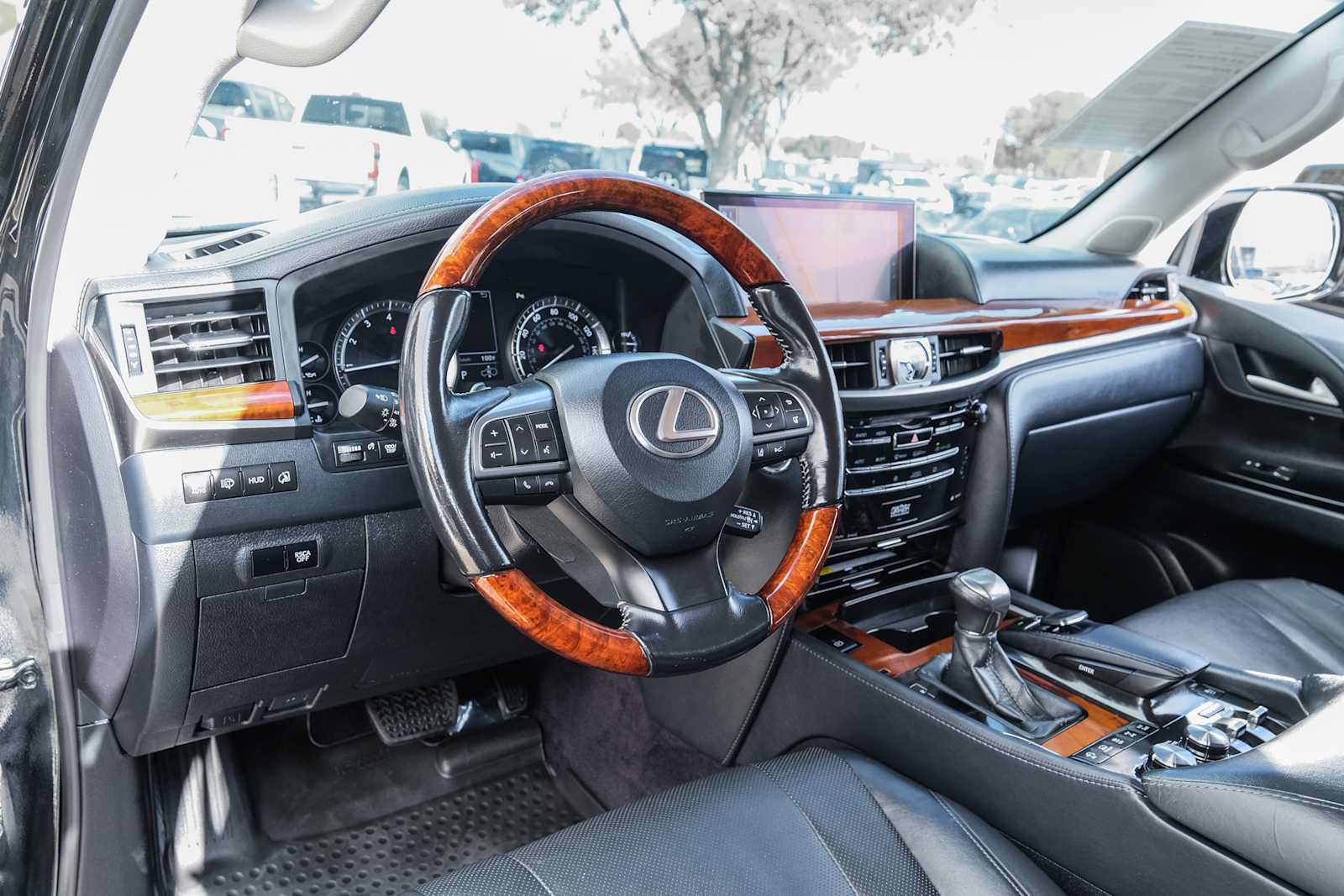 Used 2017 Lexus LX 570 4WD w/ Luxury Package image 19