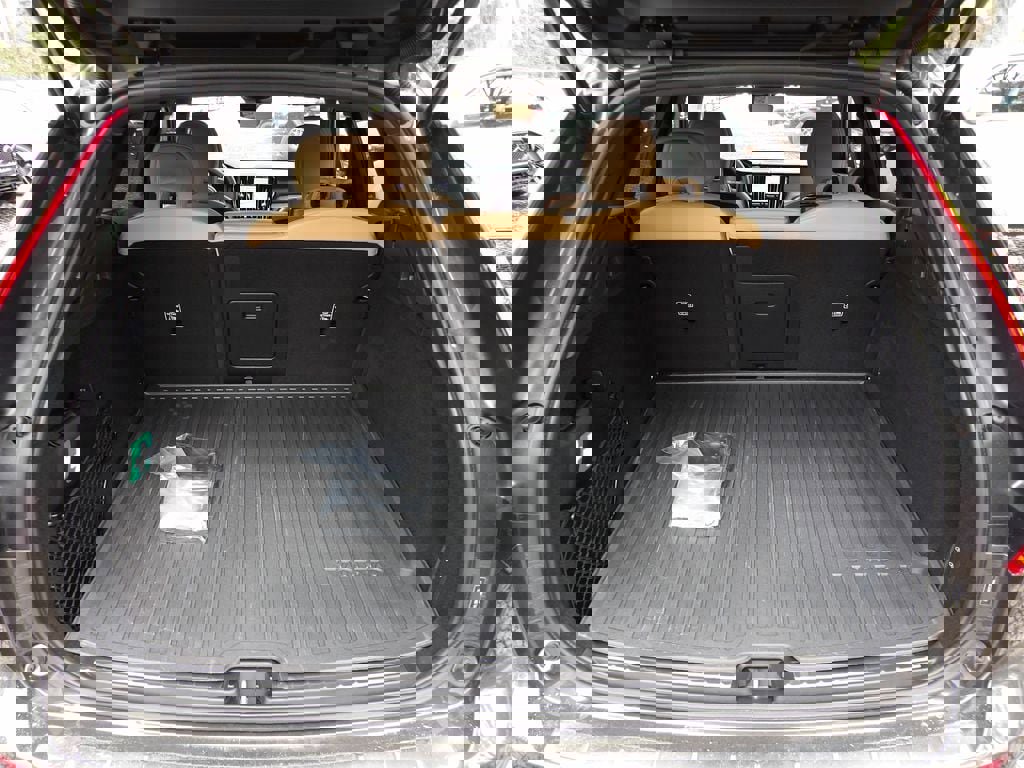 Certified 2024 Volvo XC60 B5 Ultimate w/ Protection Package Premier image 27