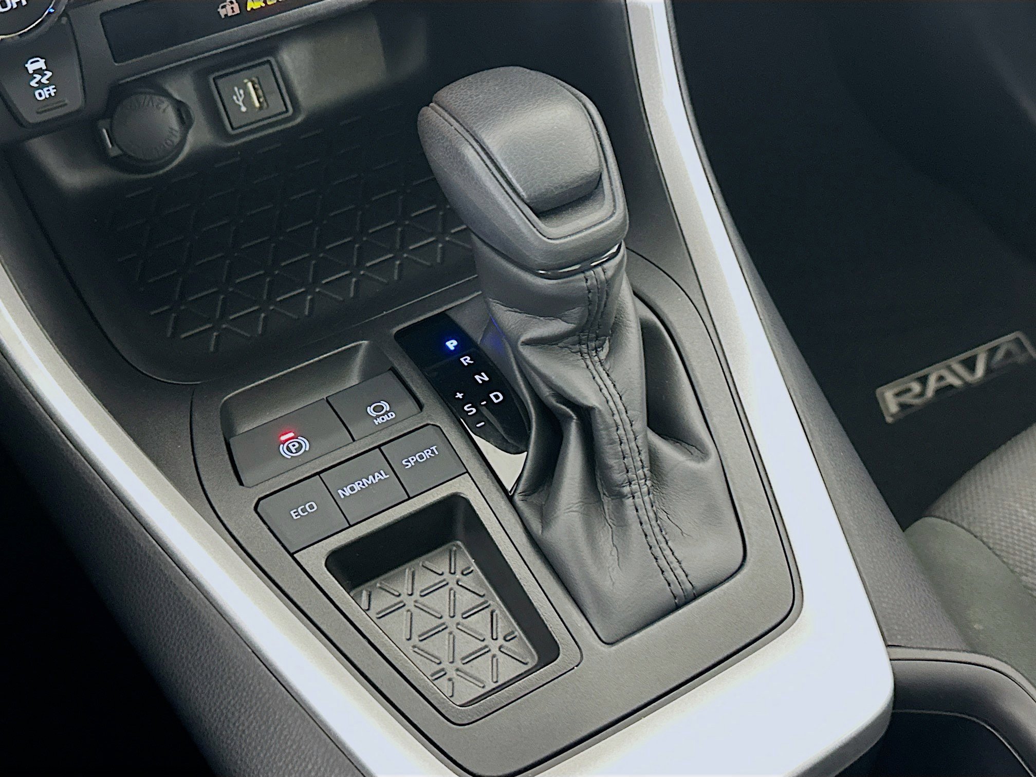 Used 2025 Toyota RAV4 XLE image 25