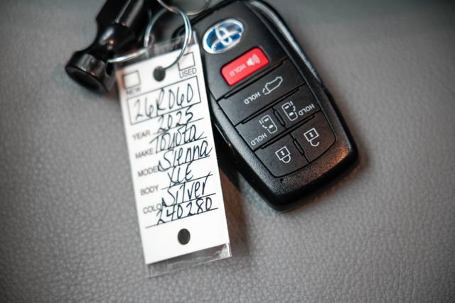 Used 2025 Toyota Sienna XLE FWD image 17
