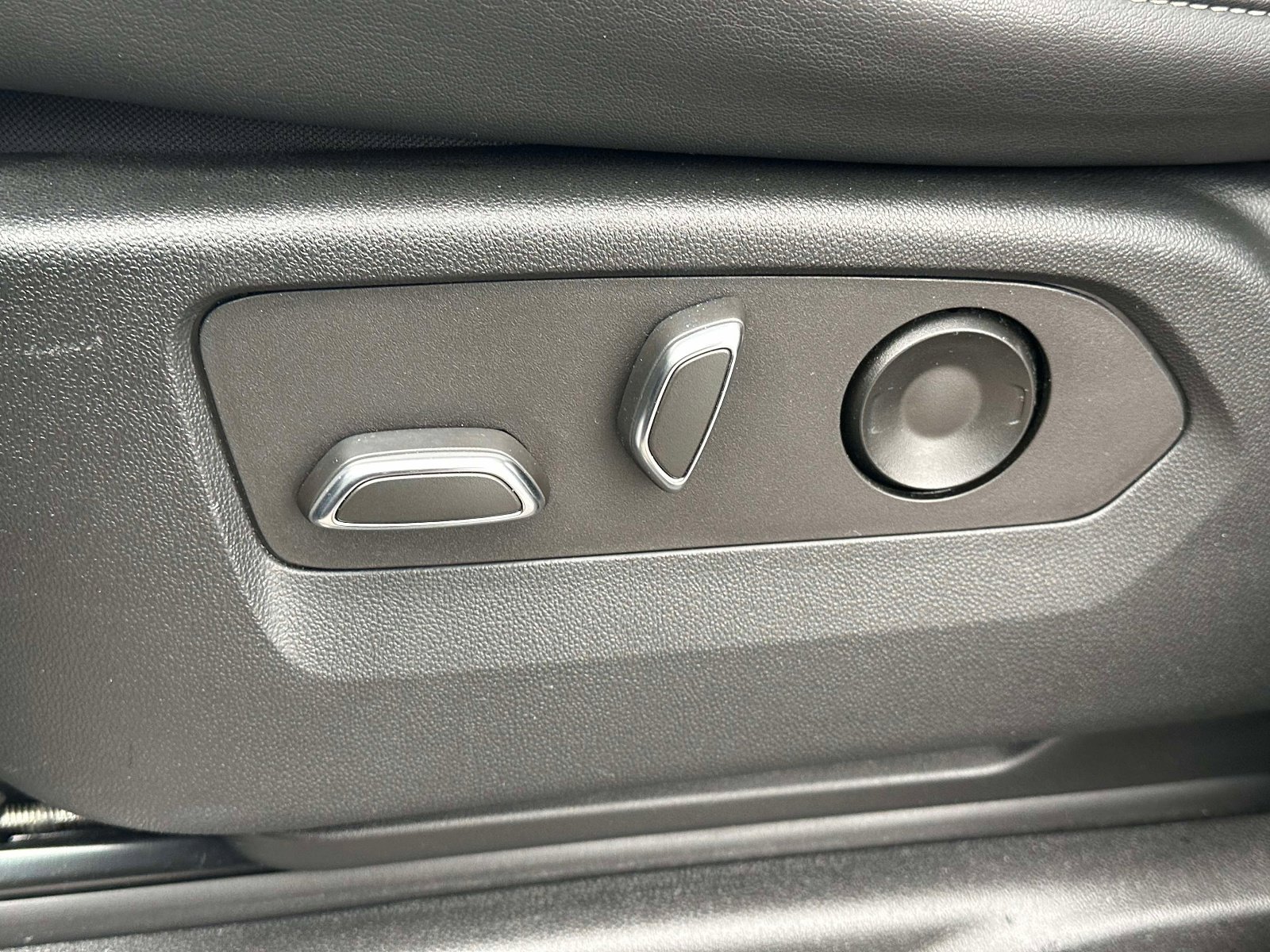 Used 2022 Cadillac Escalade Premium Luxury w/ LPO, Illumination Package image 23