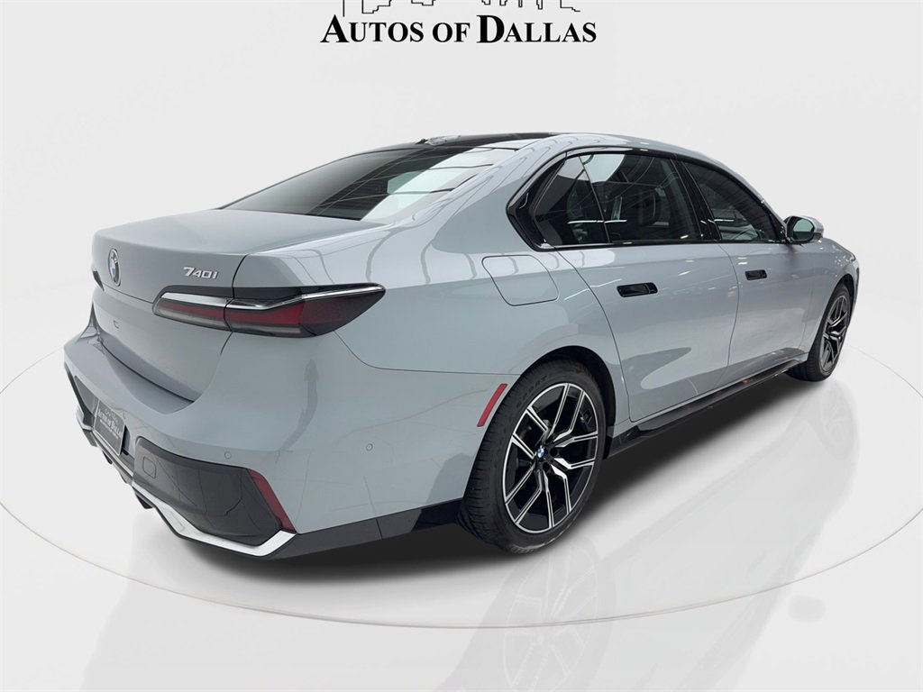 Used 2023 BMW 740i image 10