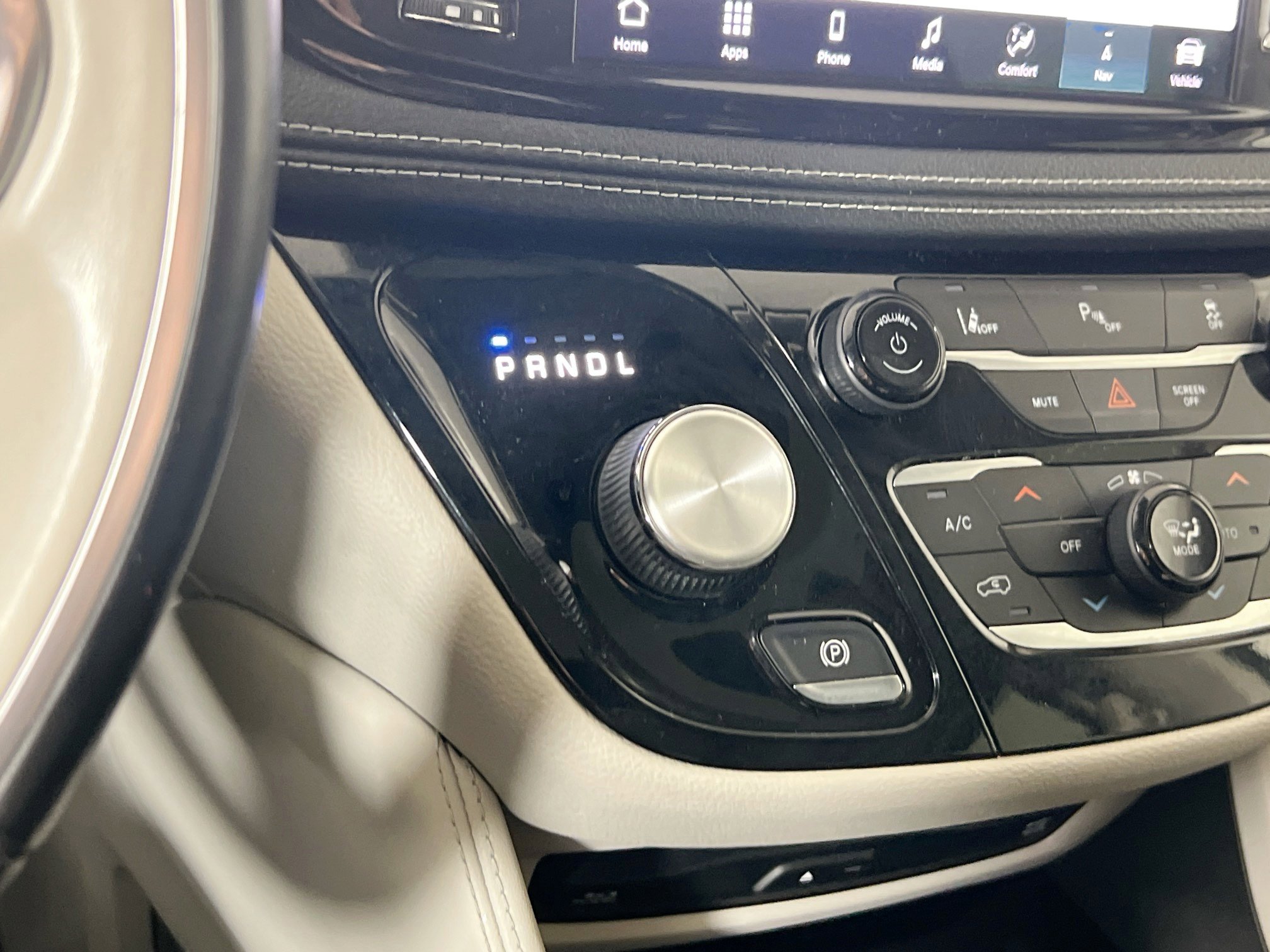 Used 2021 Chrysler Pacifica Limited w/ Uconnect Theater Family Group image 17