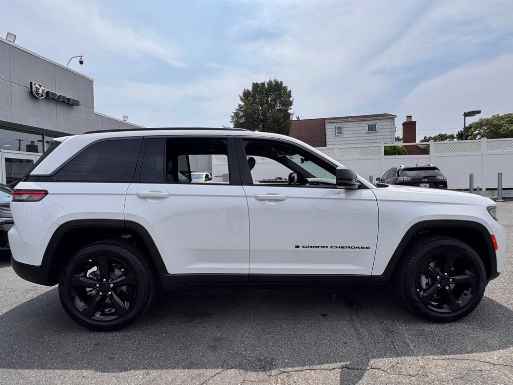New 2026 Jeep Grand Cherokee Limited w/ Limited Altitude Package AWD/4WD image 8