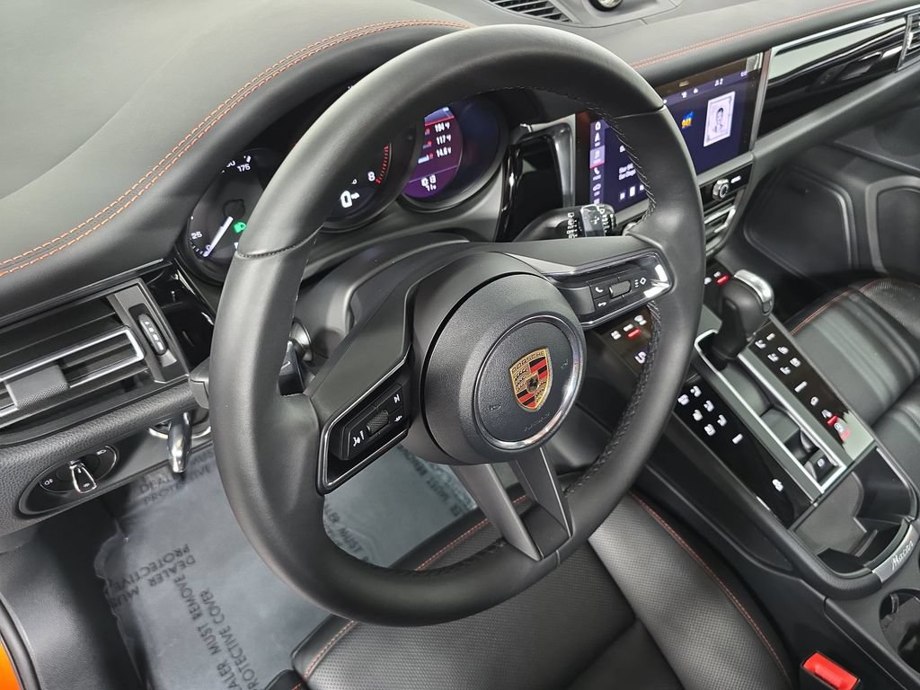 Certified 2025 Porsche Macan AWD/4WD image 4