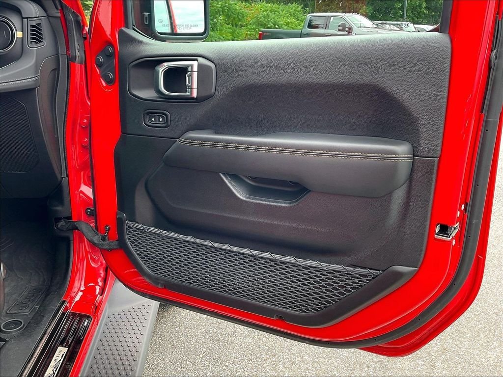 Used 2025 Jeep Wrangler Unlimited Sahara AWD/4WD image 11