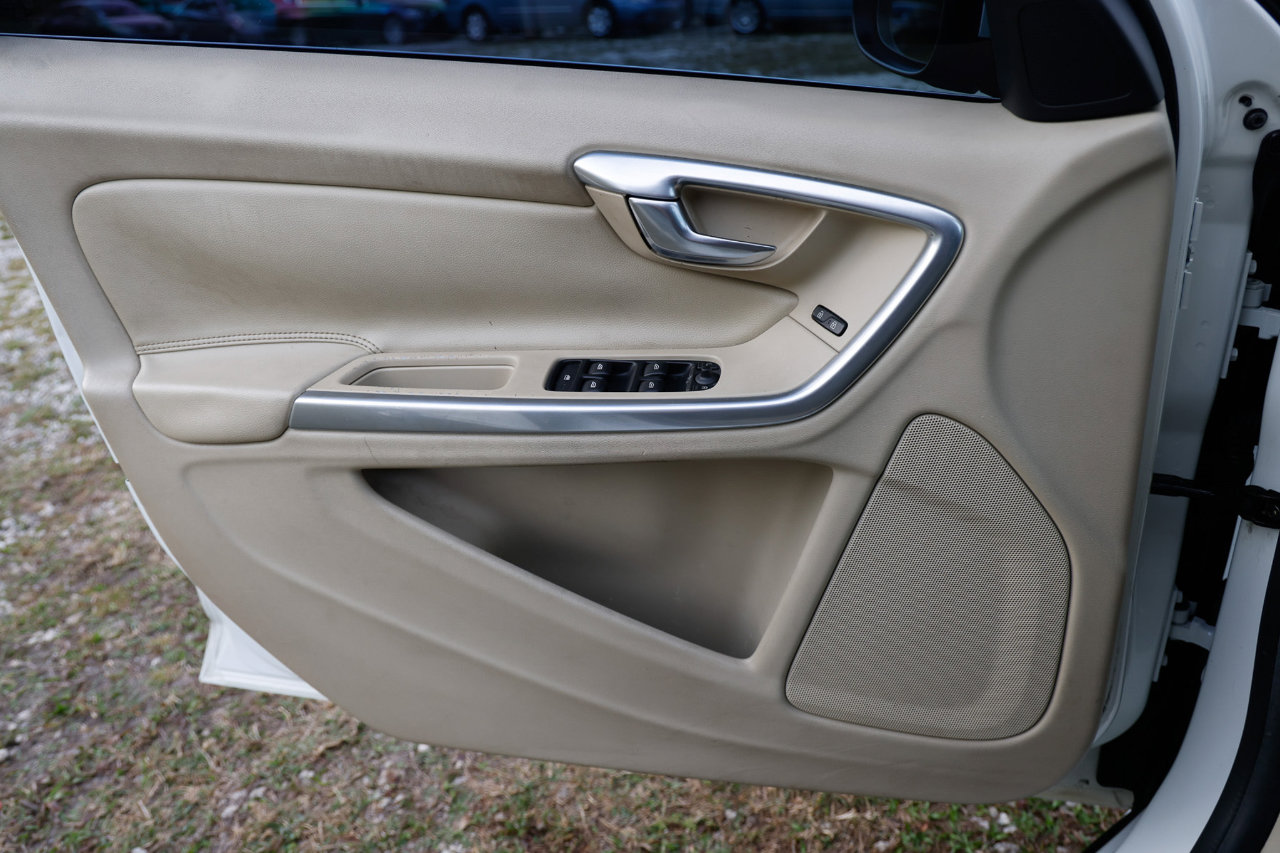 Used 2015 Volvo S60 T5 Platinum image 38