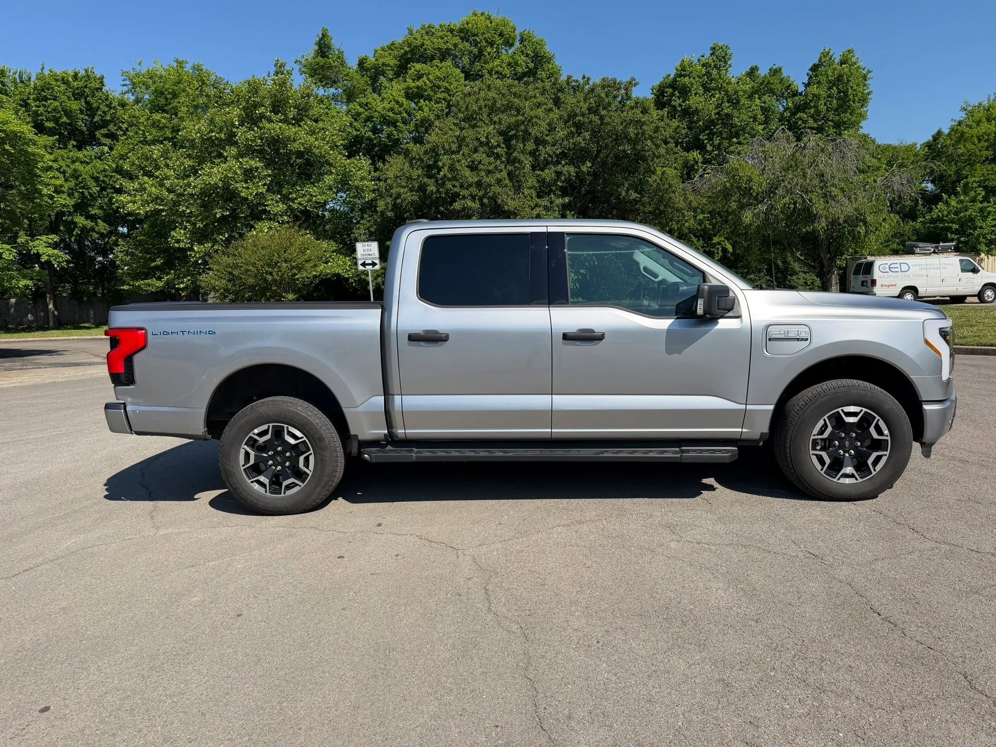 Used 2023 Ford F150 Lightning XLT AWD/4WD image 4