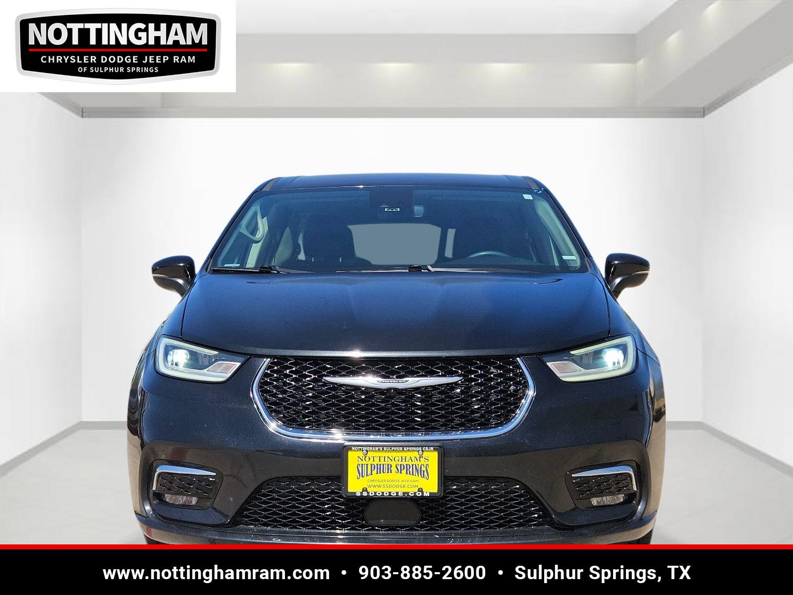 Used 2023 Chrysler Pacifica Touring-L image 2