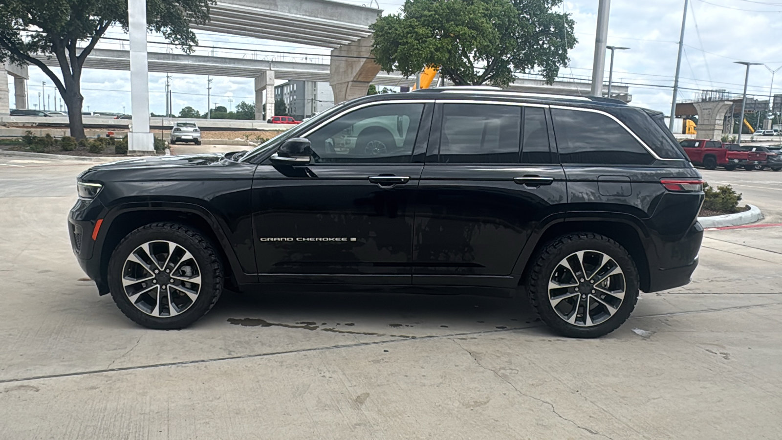 Used 2022 Jeep Grand Cherokee Overland w/ Luxury Tech Group IV AWD/4WD image 4