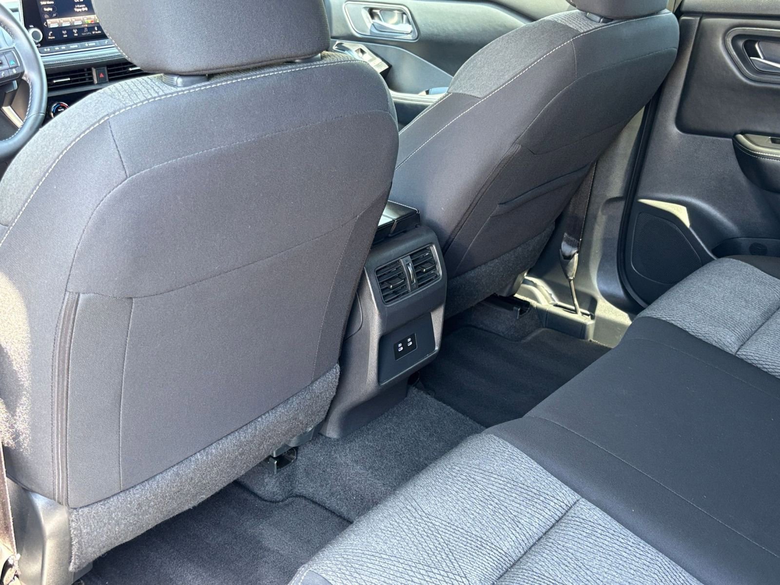 Used 2025 Nissan Rogue SV FWD image 24