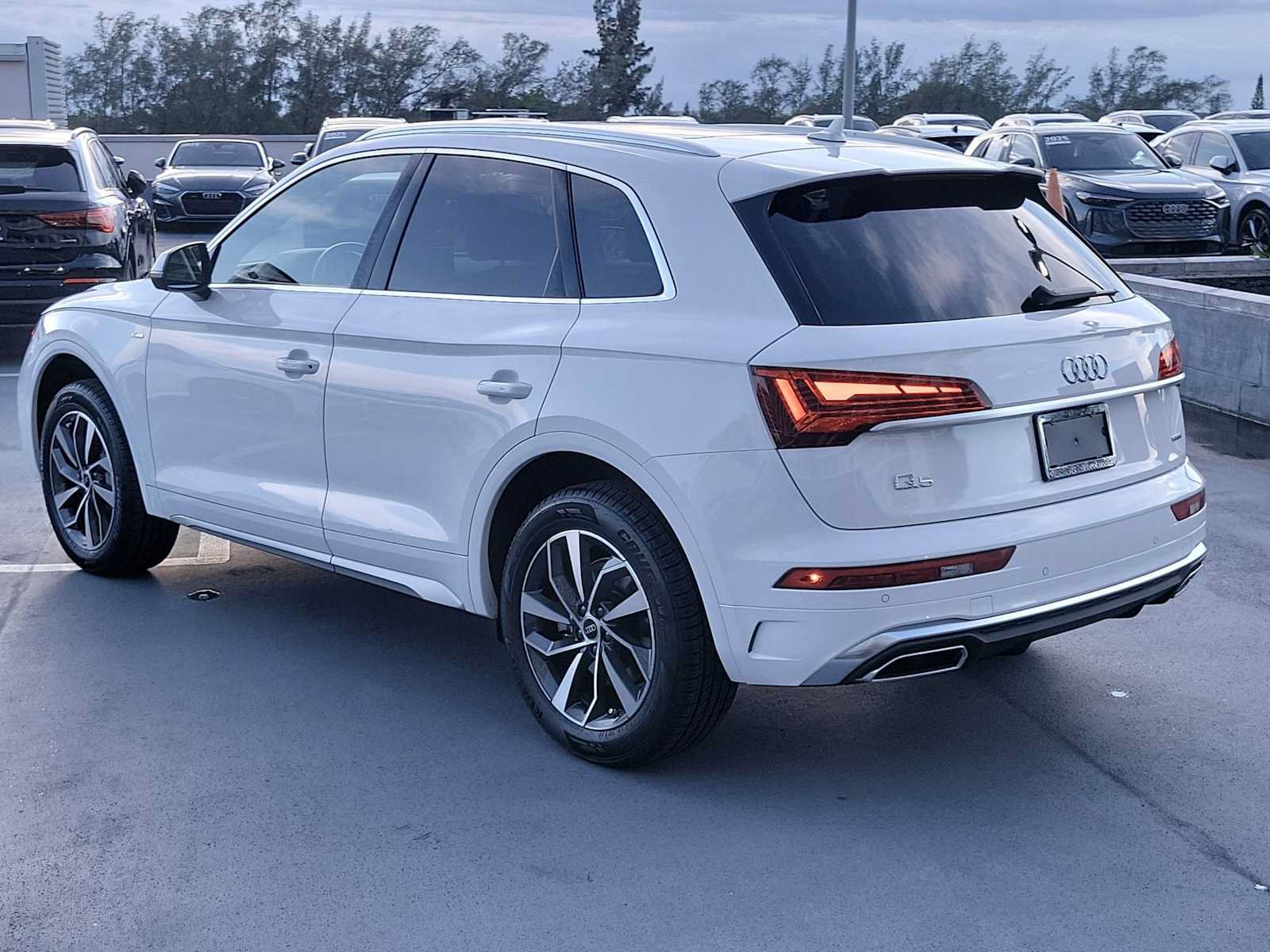 Certified 2023 Audi Q5 2.0T Premium w/ Convenience Package AWD/4WD image 4