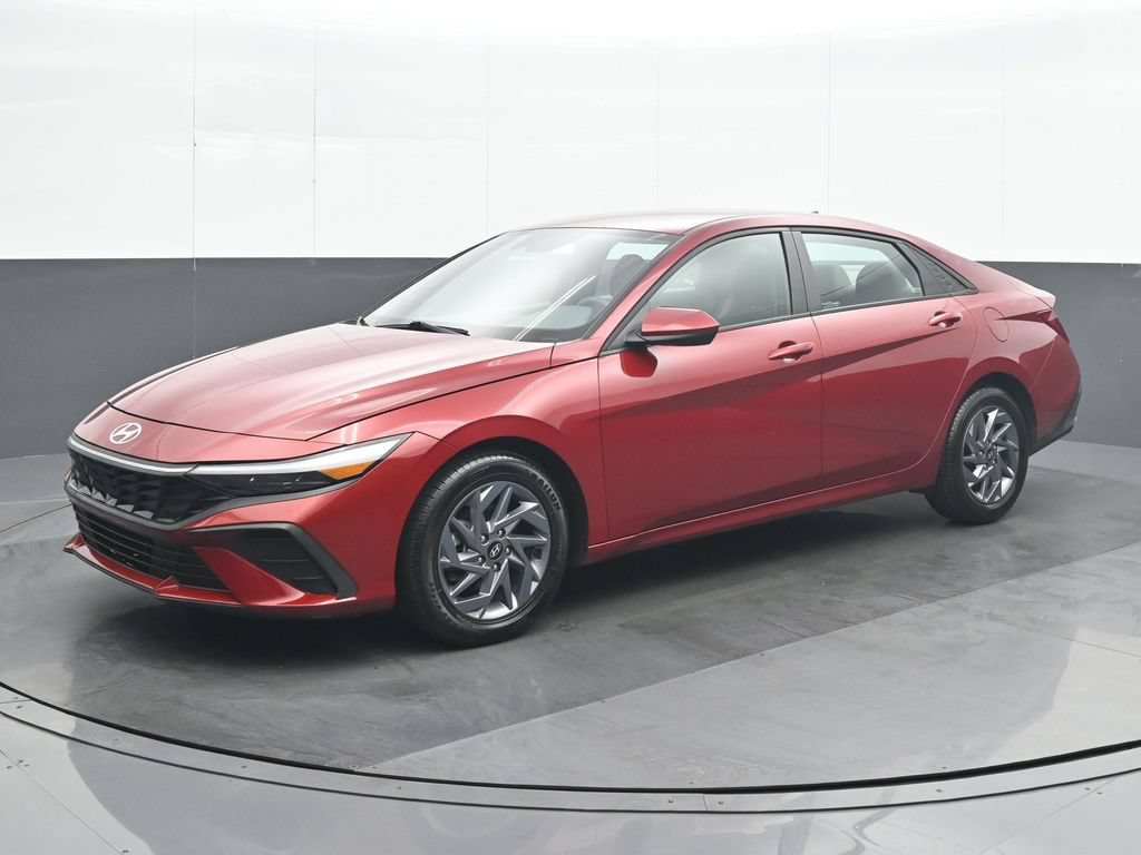 Used 2024 Hyundai Elantra SEL FWD image 2