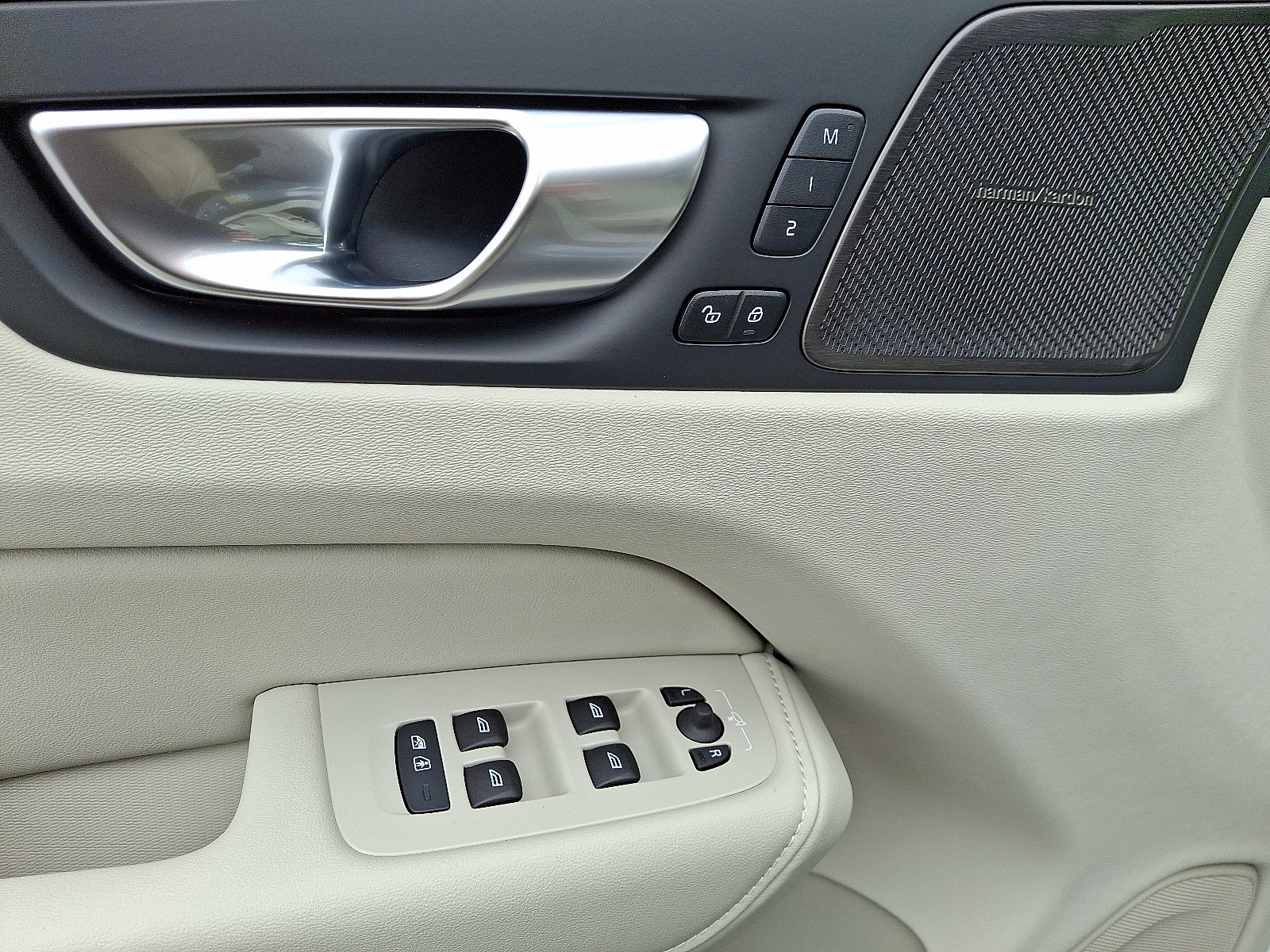 New 2026 Volvo XC60 B5 Ultra w/ Protection Package Premier image 7