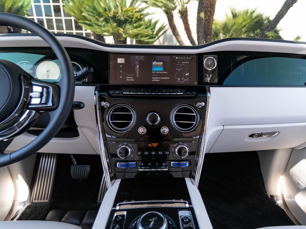 Used 2025 Rolls-Royce Cullinan AWD/4WD image 18
