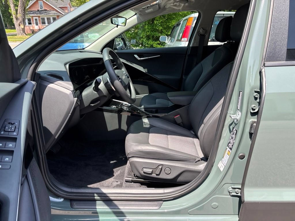 Used 2025 Kia Niro EX w/ EX Cold Weather Package FWD image 11
